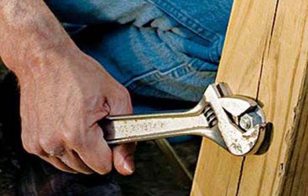 How to Use an Adjustable Wrench