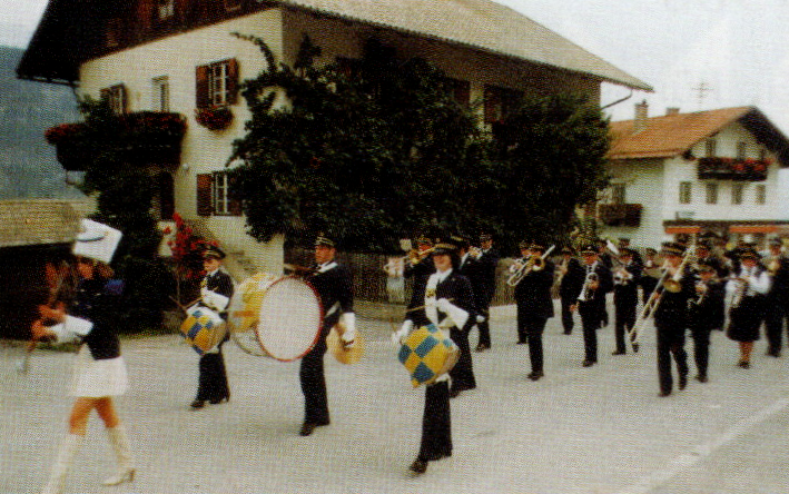 Einweihung der Raika-Tennisanlage am 20. Juli 1980 angeführt von der Blasmusikkapelle