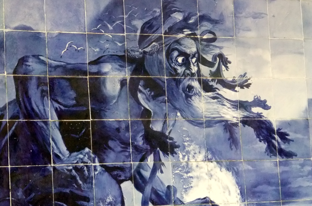 Unter Azulejo versteht man ein Bild aus quadratischen, bunt bemalten und glasierten Keramikfliesen.