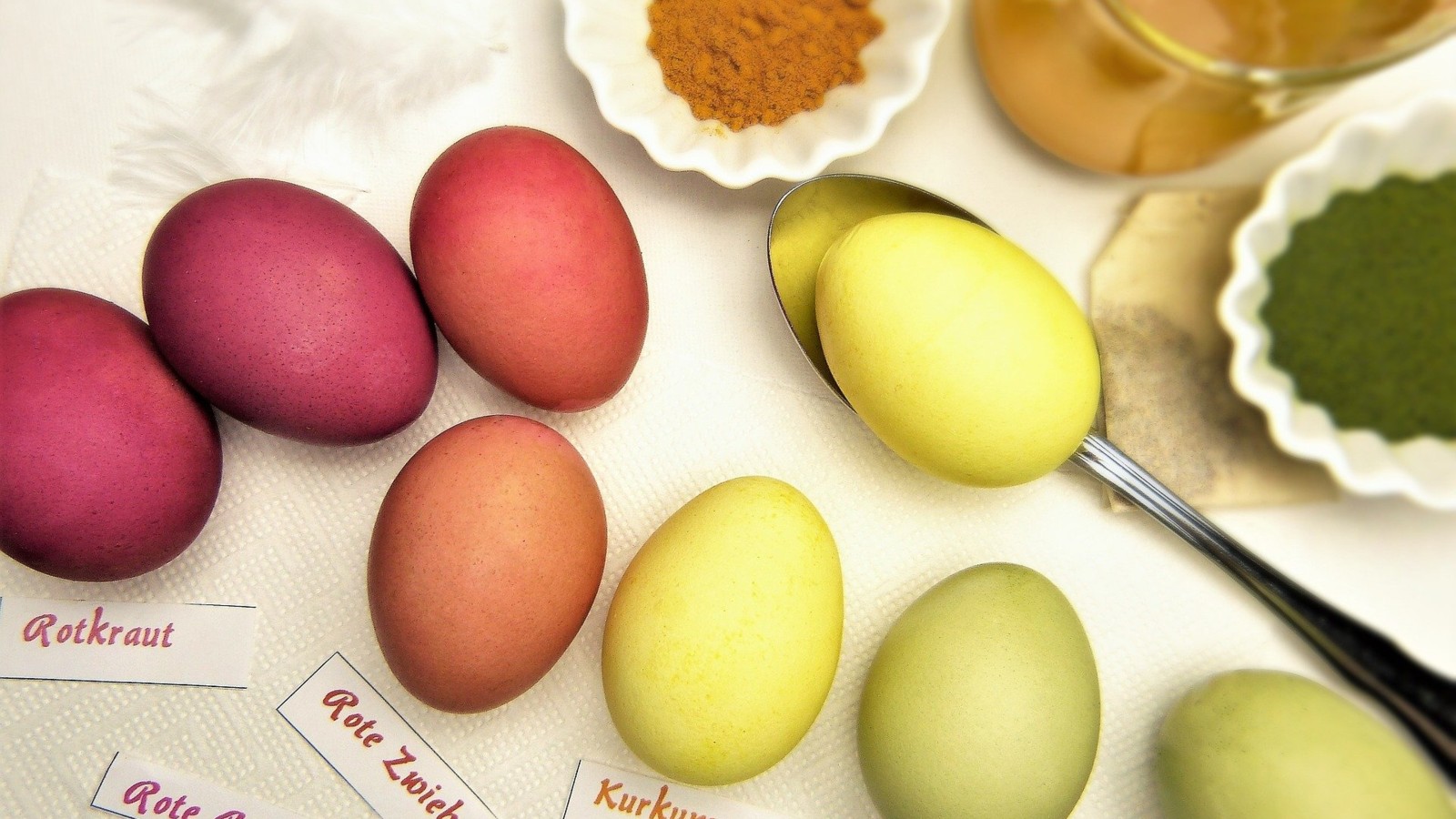 Ostereier färben mit Naturmaterialien