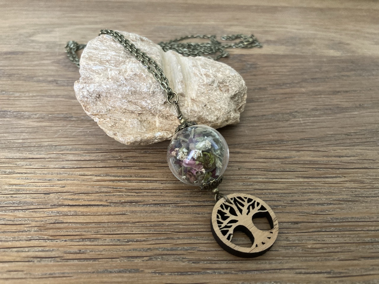 Halskette mit Glaskugel (Schafgarbe, Lavendel, Schneeball) und Holzanhänger