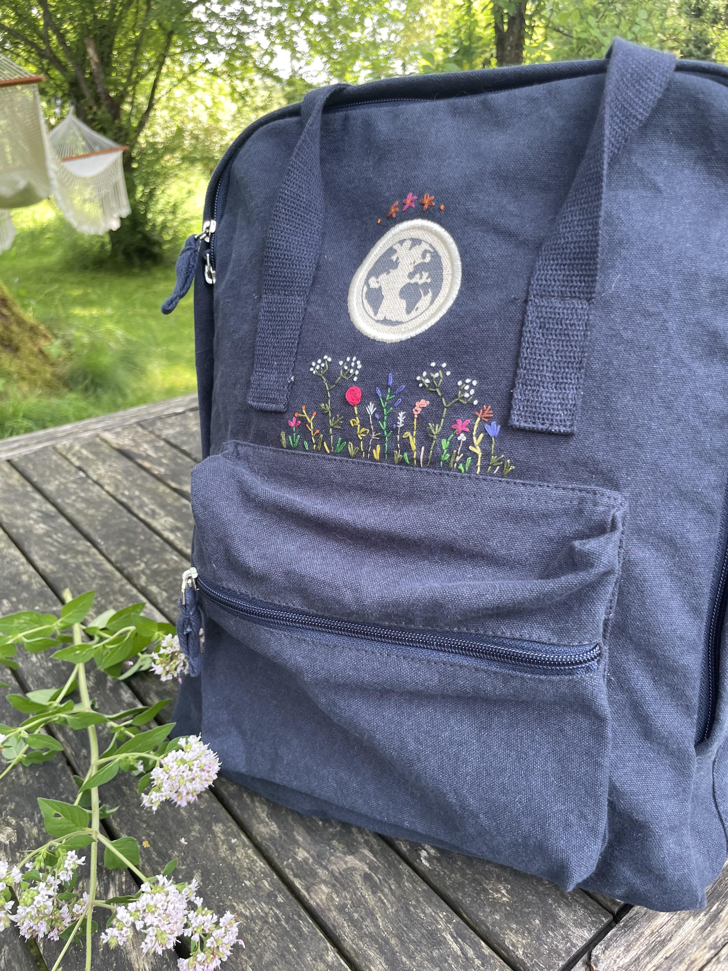 handbestickter Rucksack dunkelblau mit Blumenwiese