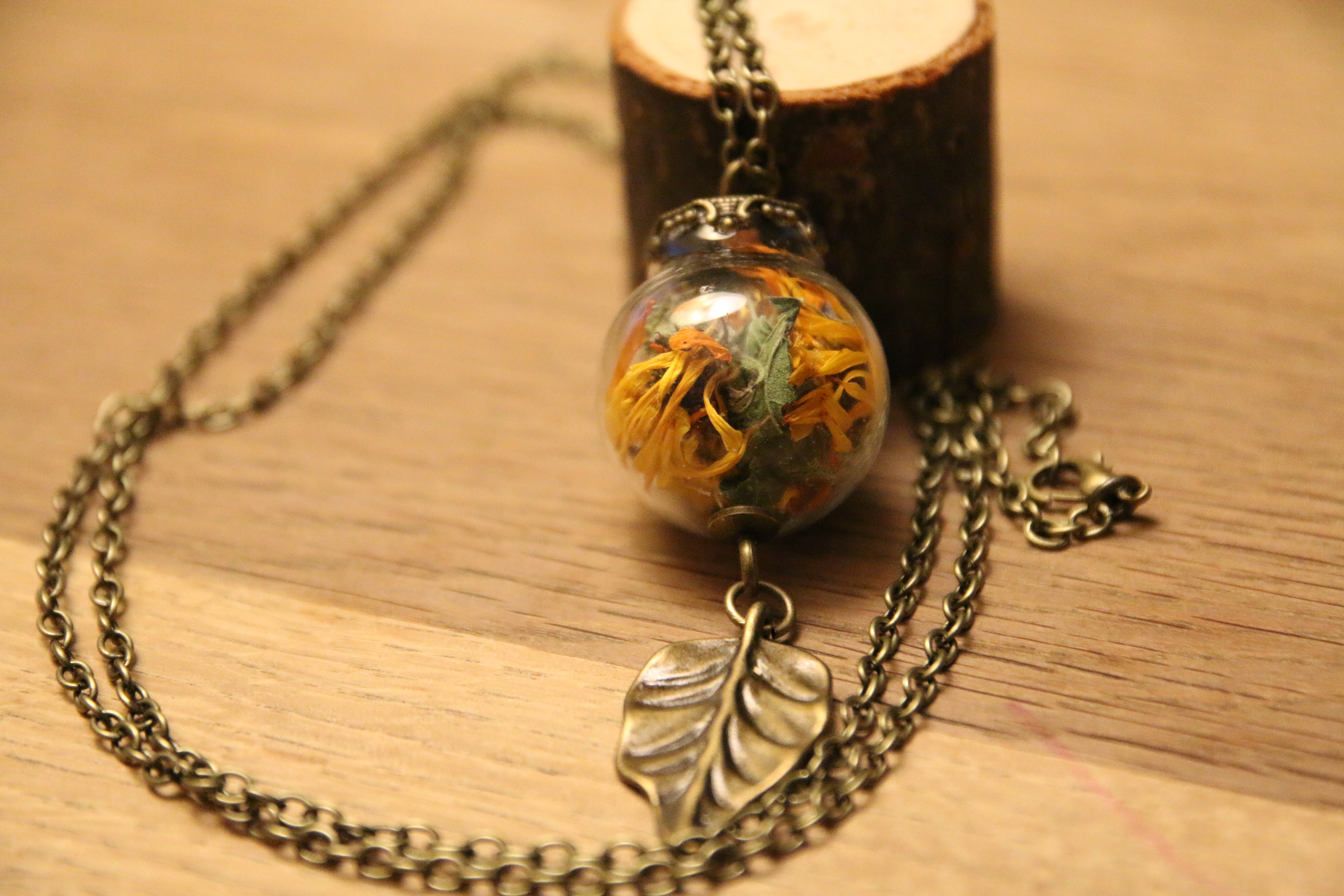 Halskette antik, Glaskugel (Blüten gelb, Blätter grün), mit Anhänger (Blatt)