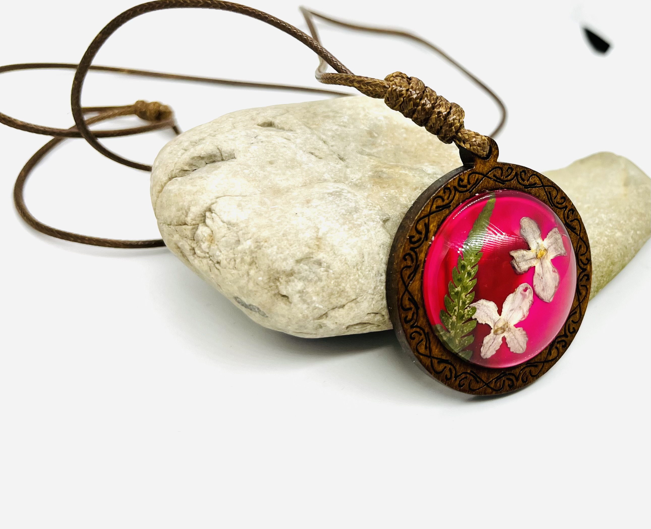 Halskette mit Holzmedaillon, Schneeballblüte, Farn, pink