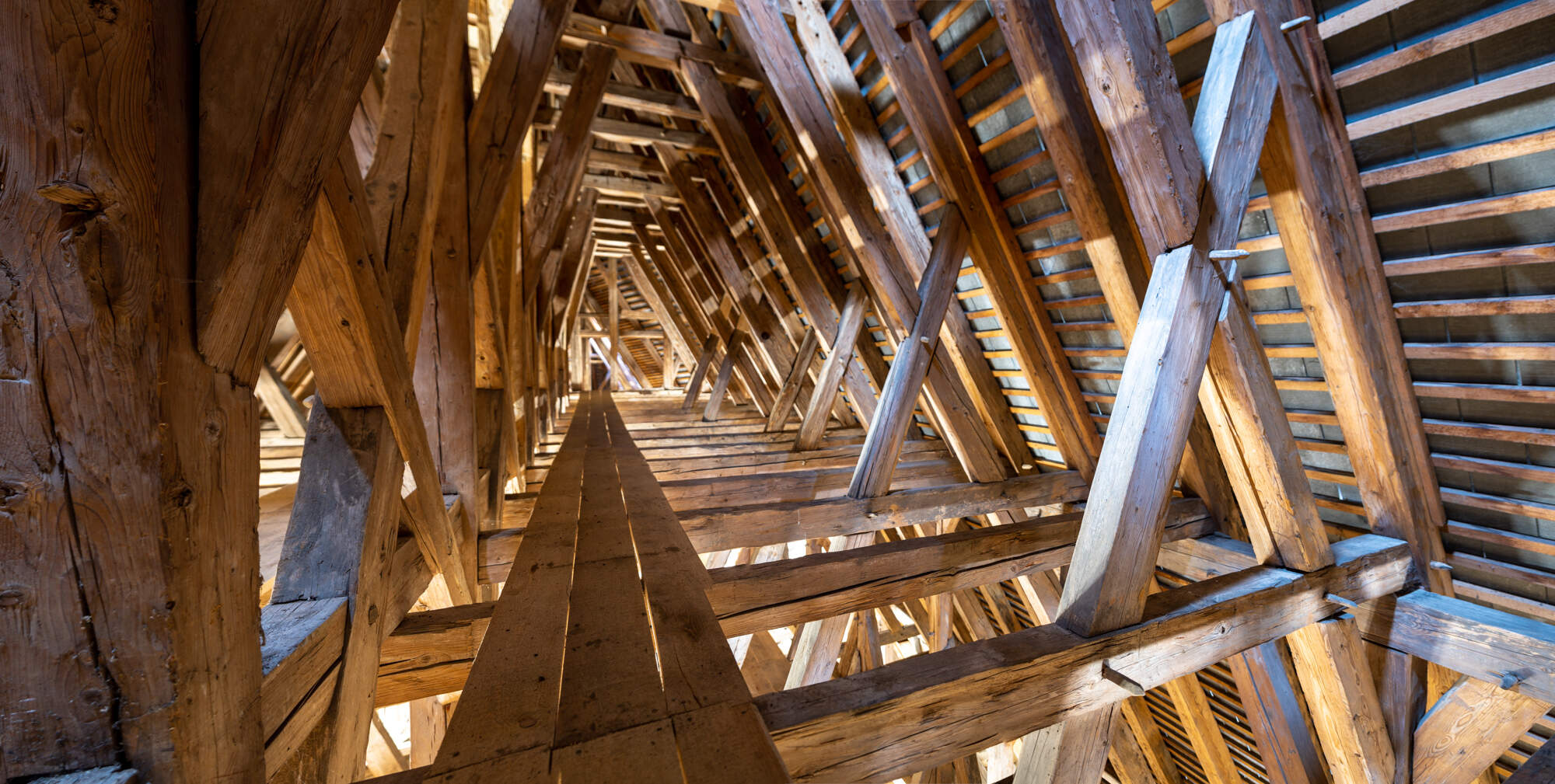 Auswechslung des 500 Jahre alten Dachstuhls