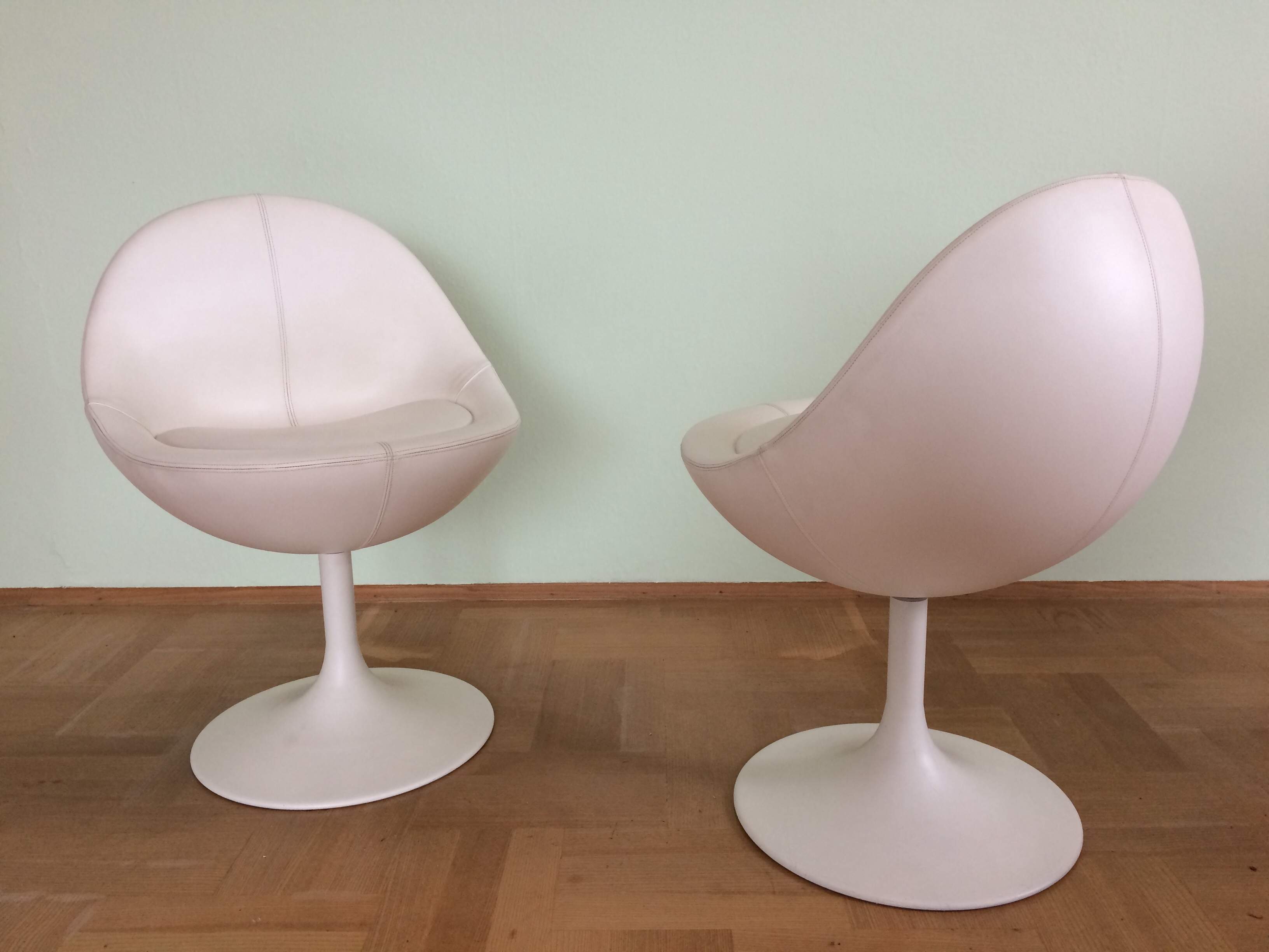 Tulip Fuß mit Sitzschale aus weißem Kunstleder. Zwei Sessel verfügbar, Preis pro Stück.