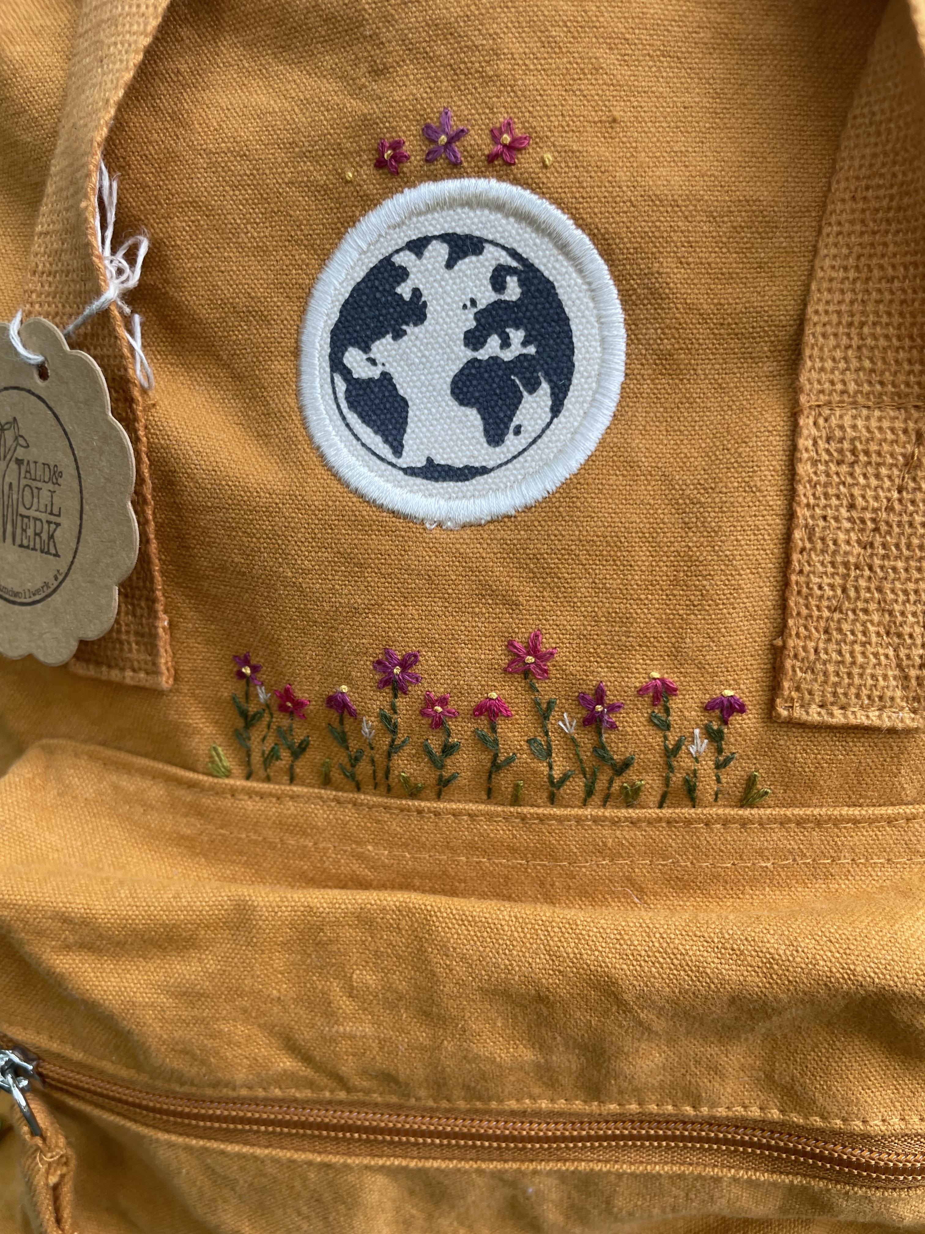 handbestickter Rucksack gelb mit Blumenwiese