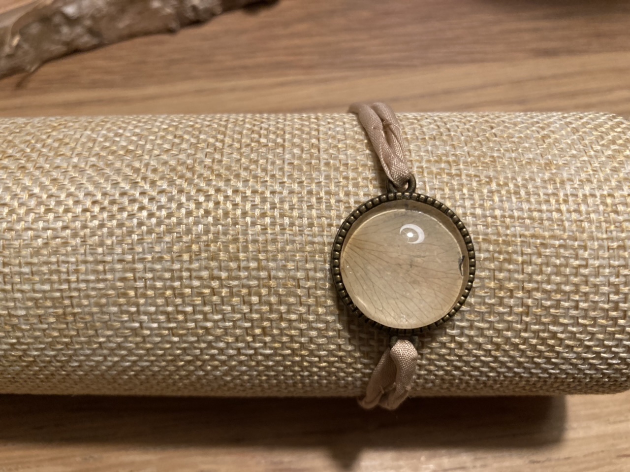 Seidenarmband mit Rosenblatt in Medaillon, beige