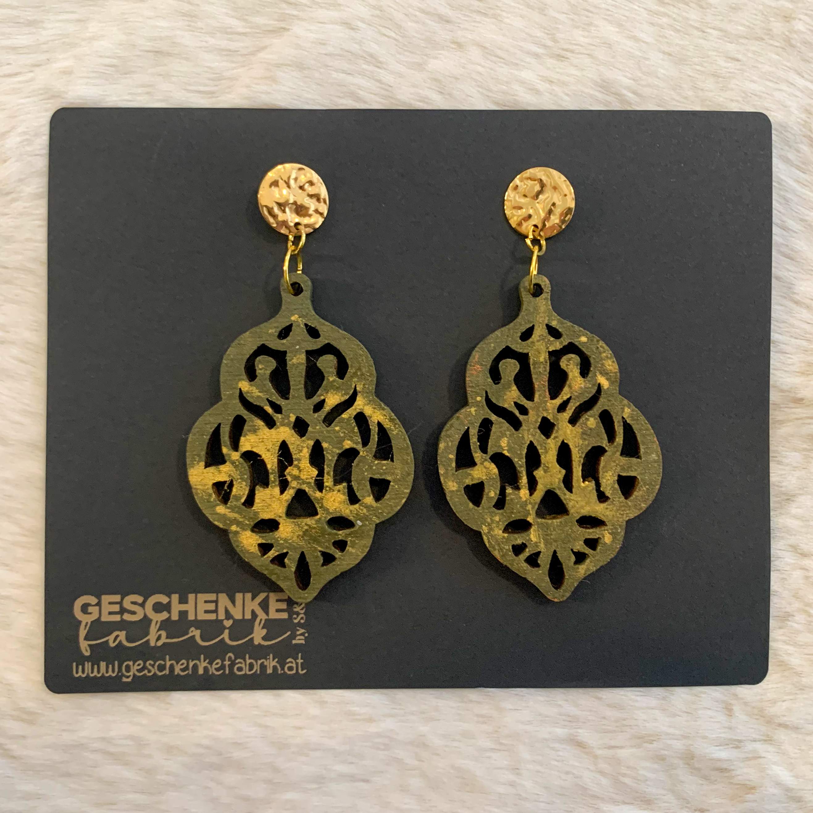 Ohrringe aus Holz mit Ornament und goldenem Stecker