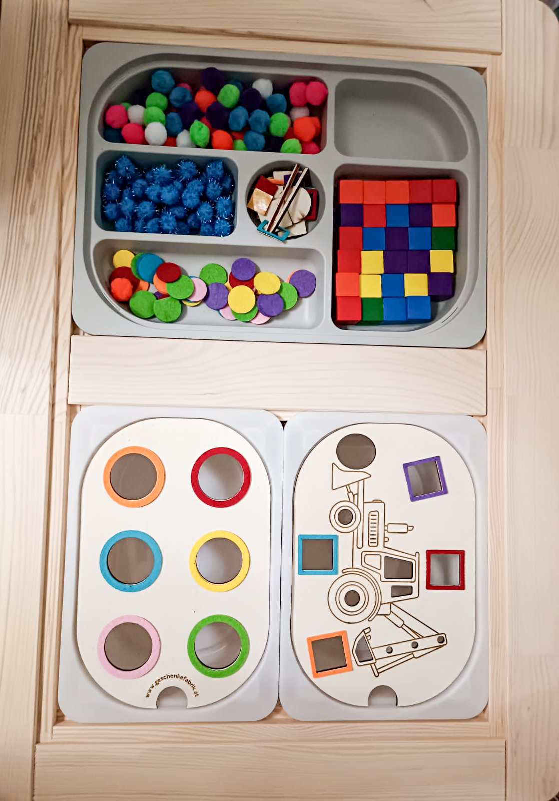 Spielplatte "Buchstabenzug" mit 26 Buchstabenplättchen | Groß | Sortier- und Spielplatte für Kinder