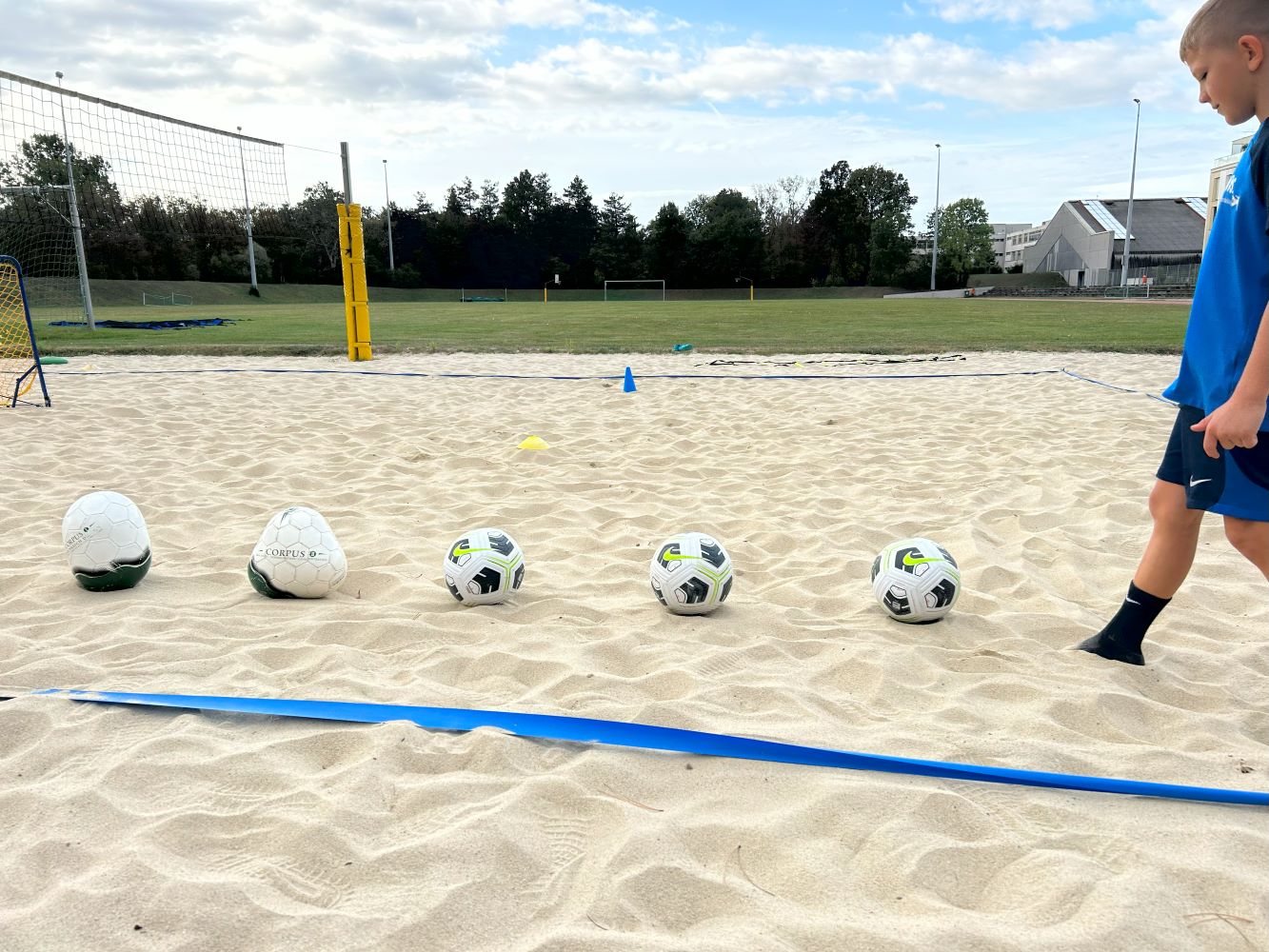 AFS Trainings- Fussballtraining auf Sand mit verschiedenen Bällen