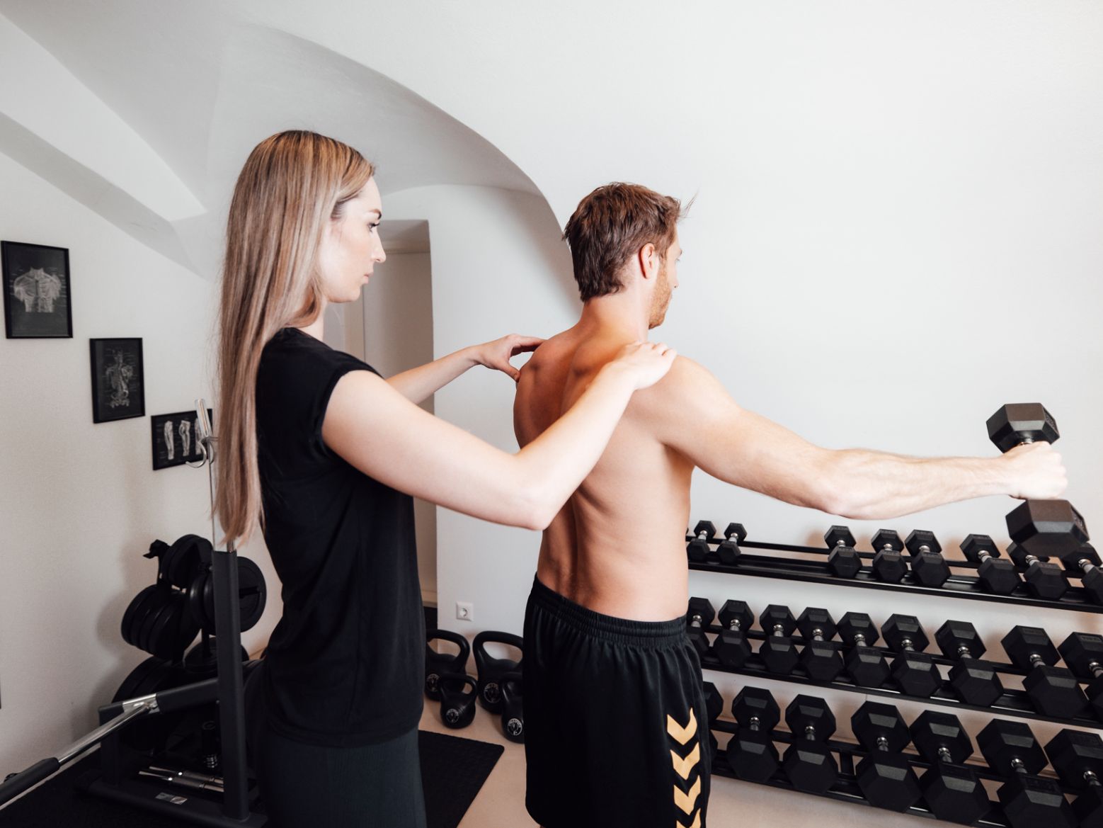 Physiotherapie Wiener Neustadt Piroschka Khyo Schulter Training Seitheben Sideraises Rehabilitation