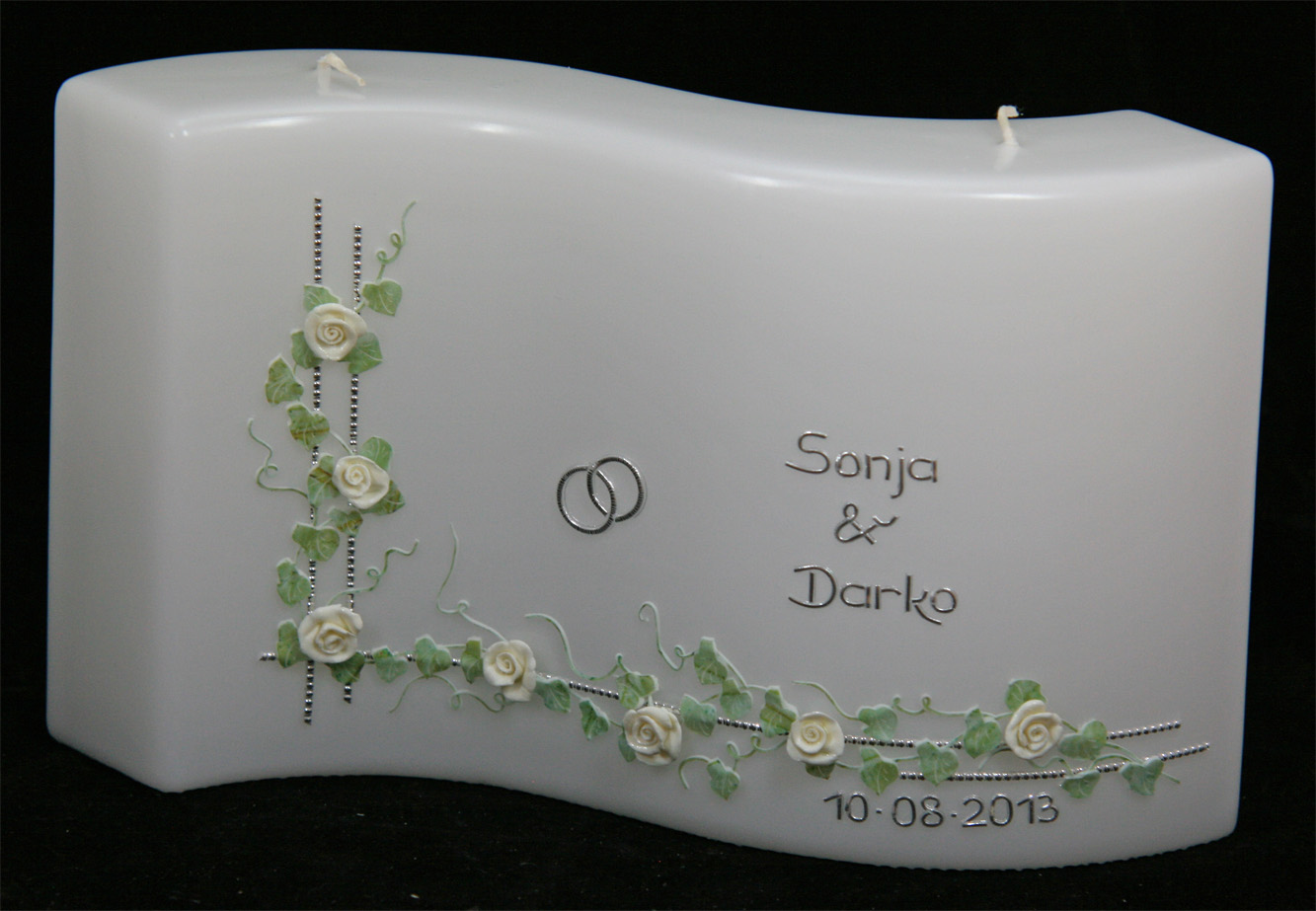 Hochzeitskerze mit aufwendiger Rosenverzierung in dezentem Cremeton. Farbe individuell wählbar.