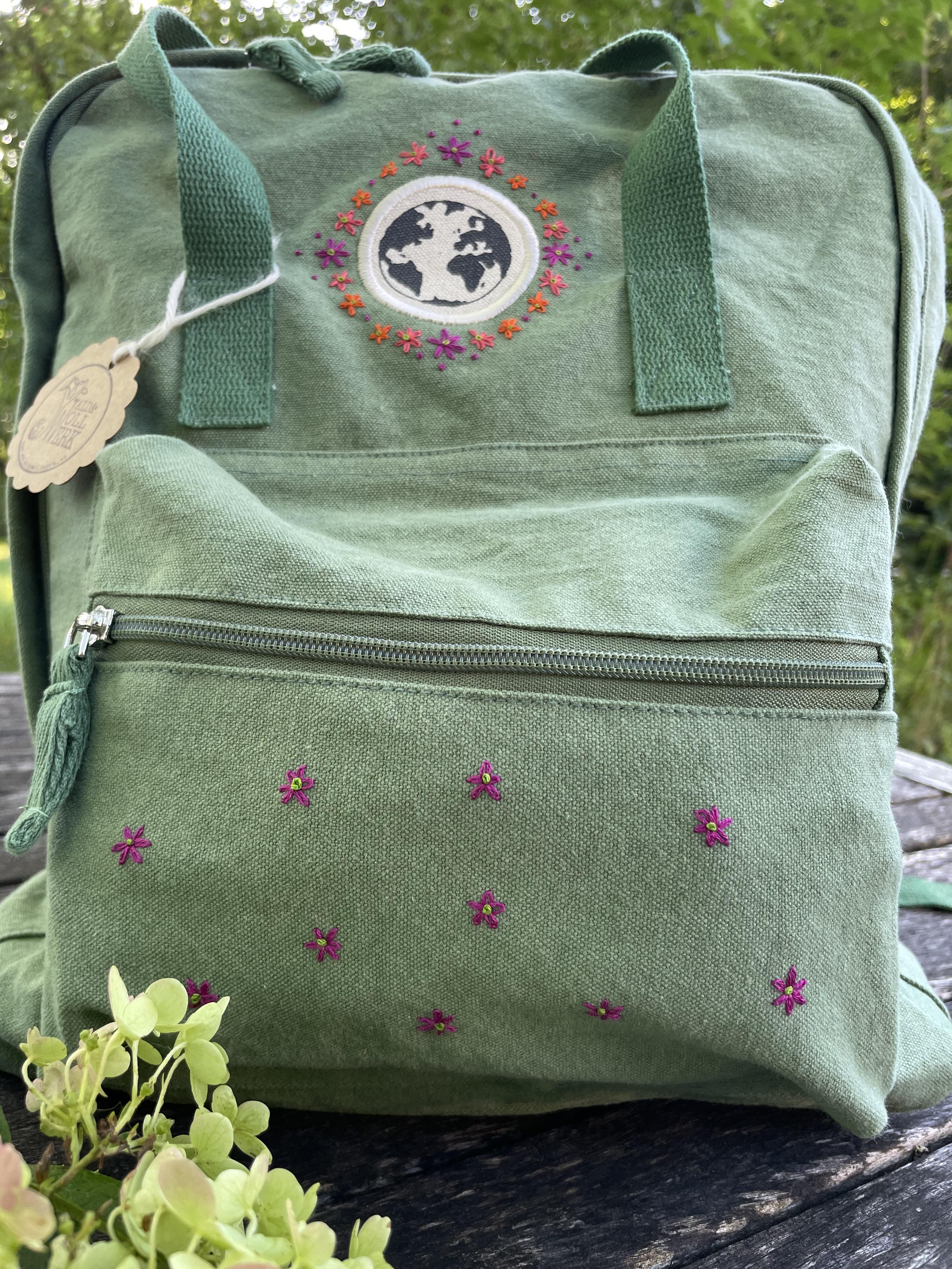 Handbestickter Rucksack mintgrün Blumenranke