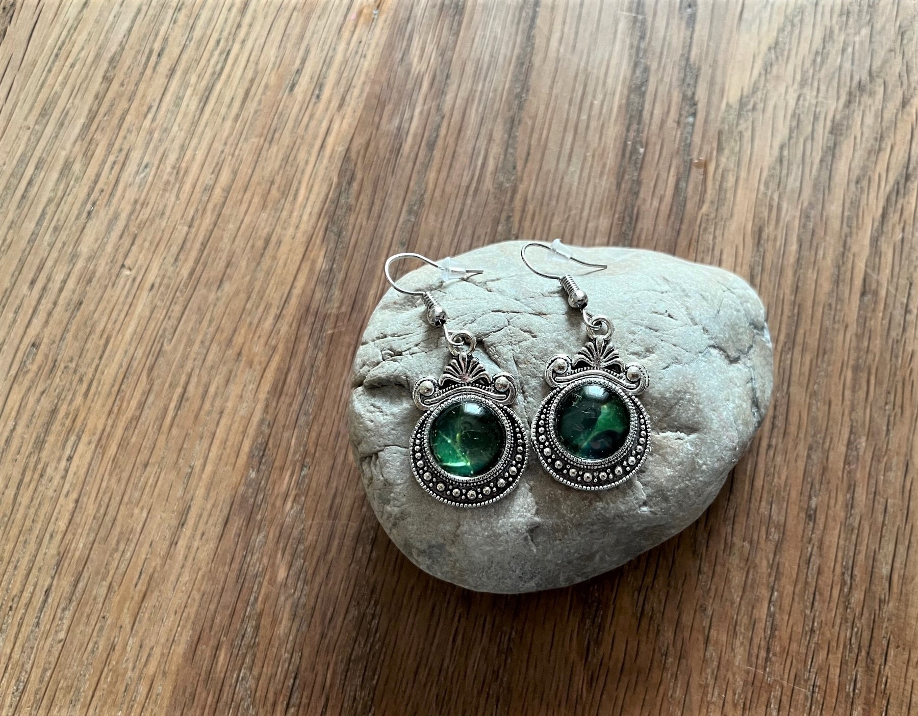 Ohrringe silber/grün mit echtem Efeublatt hinter Glas