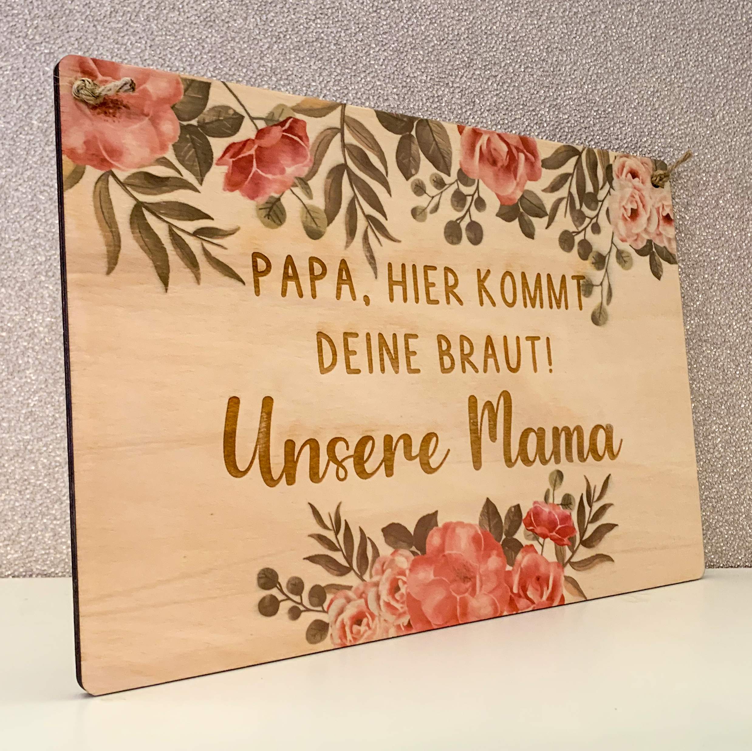 Holzschild "Papa hier kommt deine Braut" | Personalisierung möglich | 28,5 x 19,5 cm