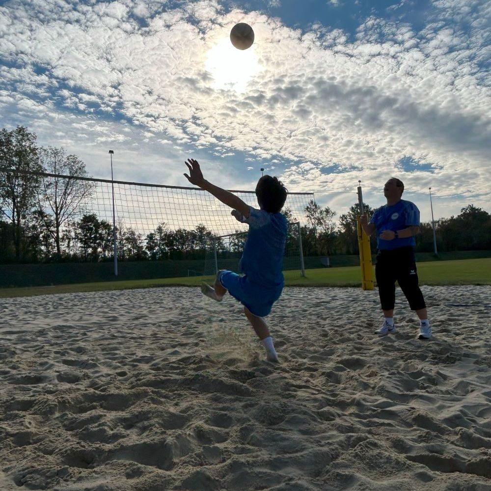 AFS Playerdevelopment - Training - Spieler auf Sand - Sprung zu Ball