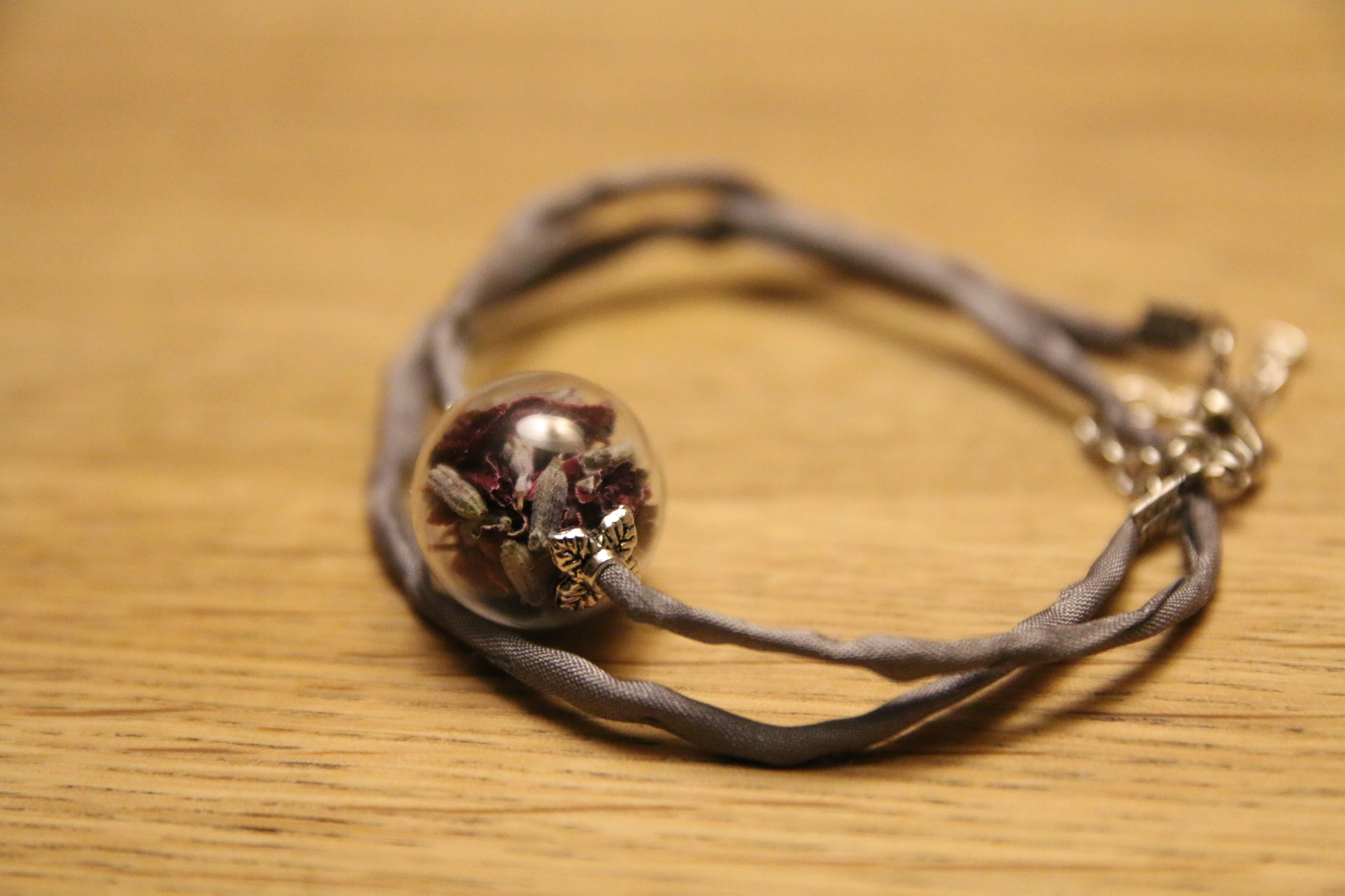Armband aus Seide mit Glaskugel (Rose, Lavendel)