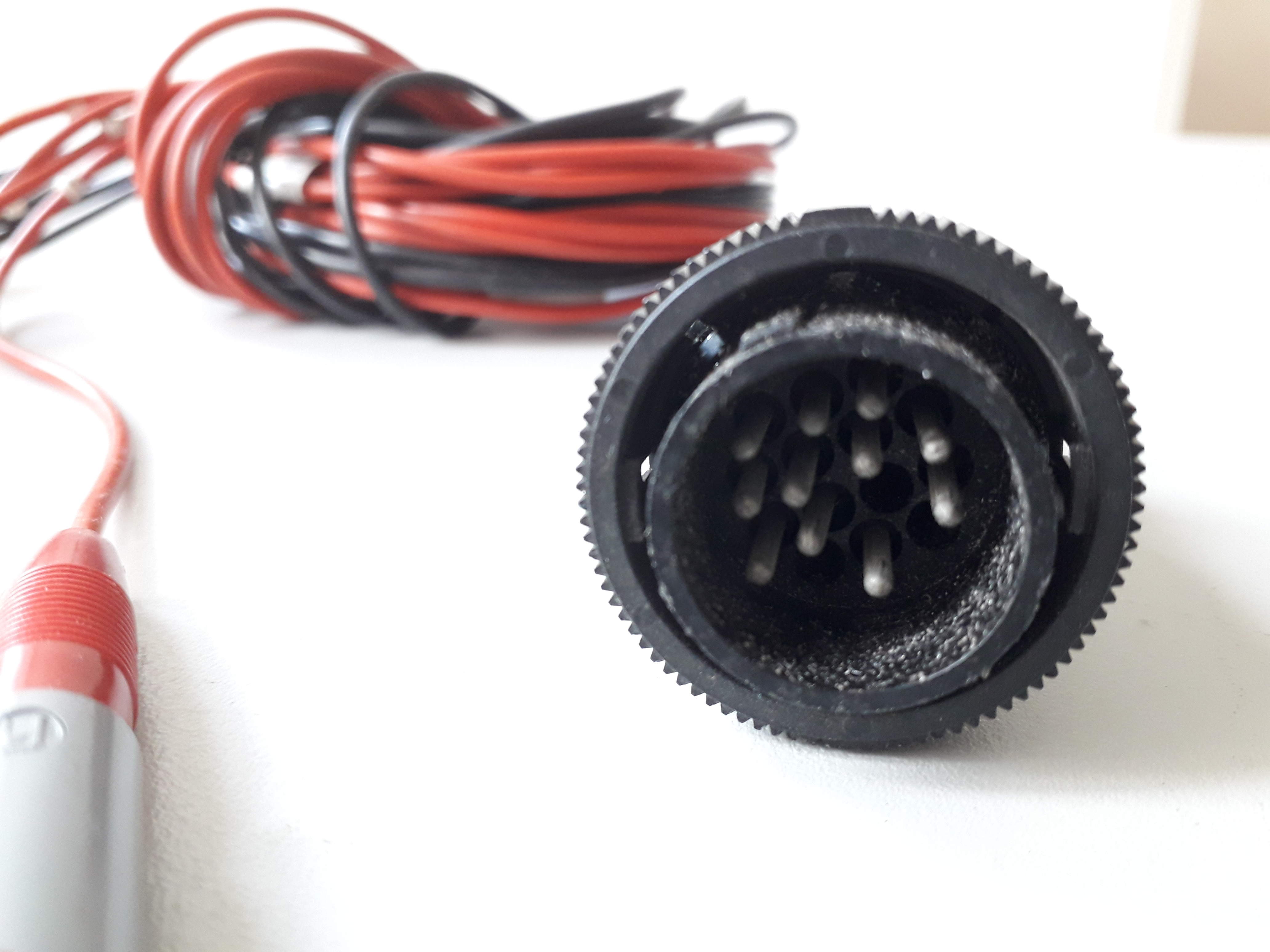 Schwarz rote Kabel mit 8 Elektrodenklemmen