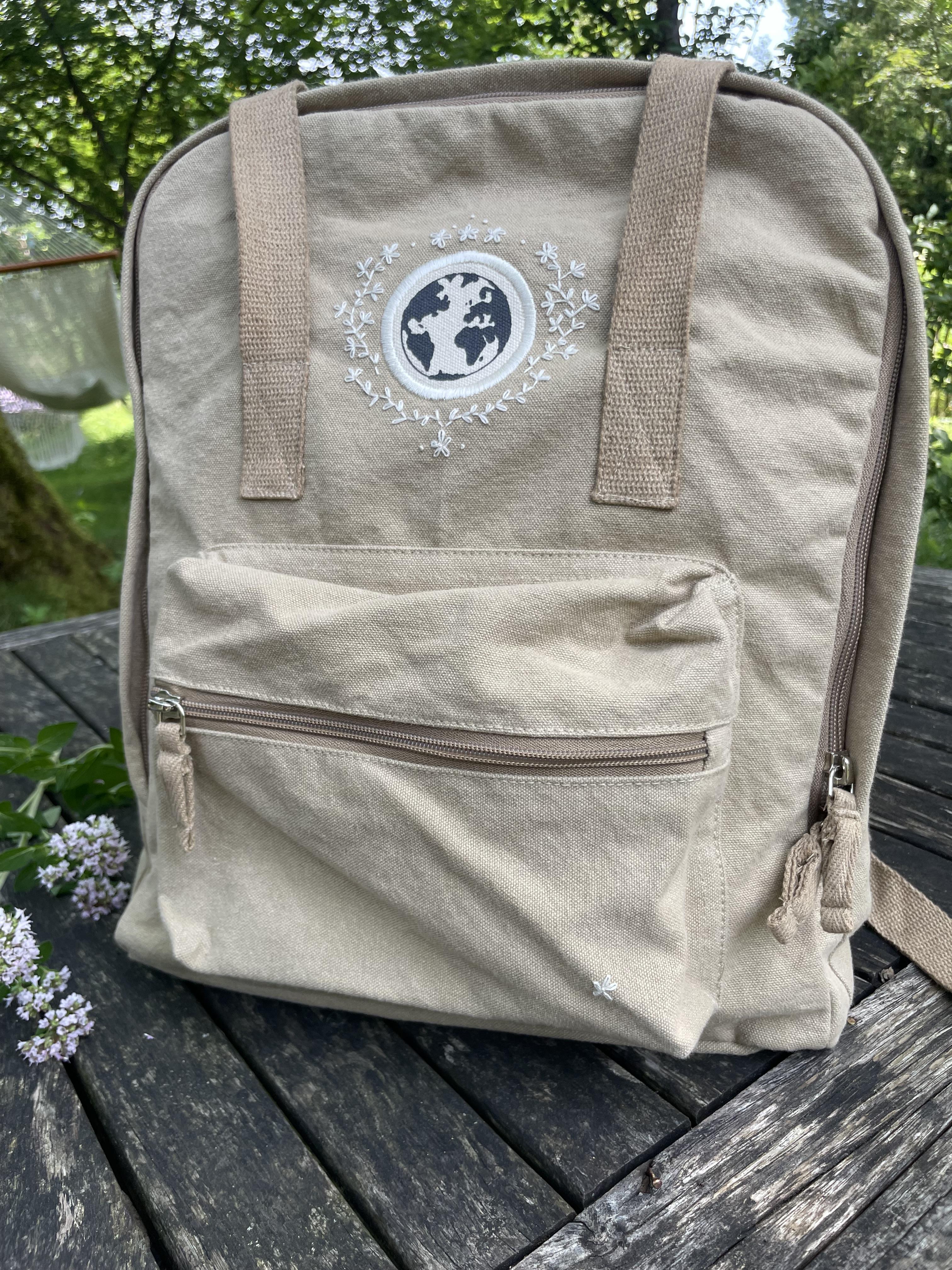 handbestickter Rucksack beige/weiß Muster