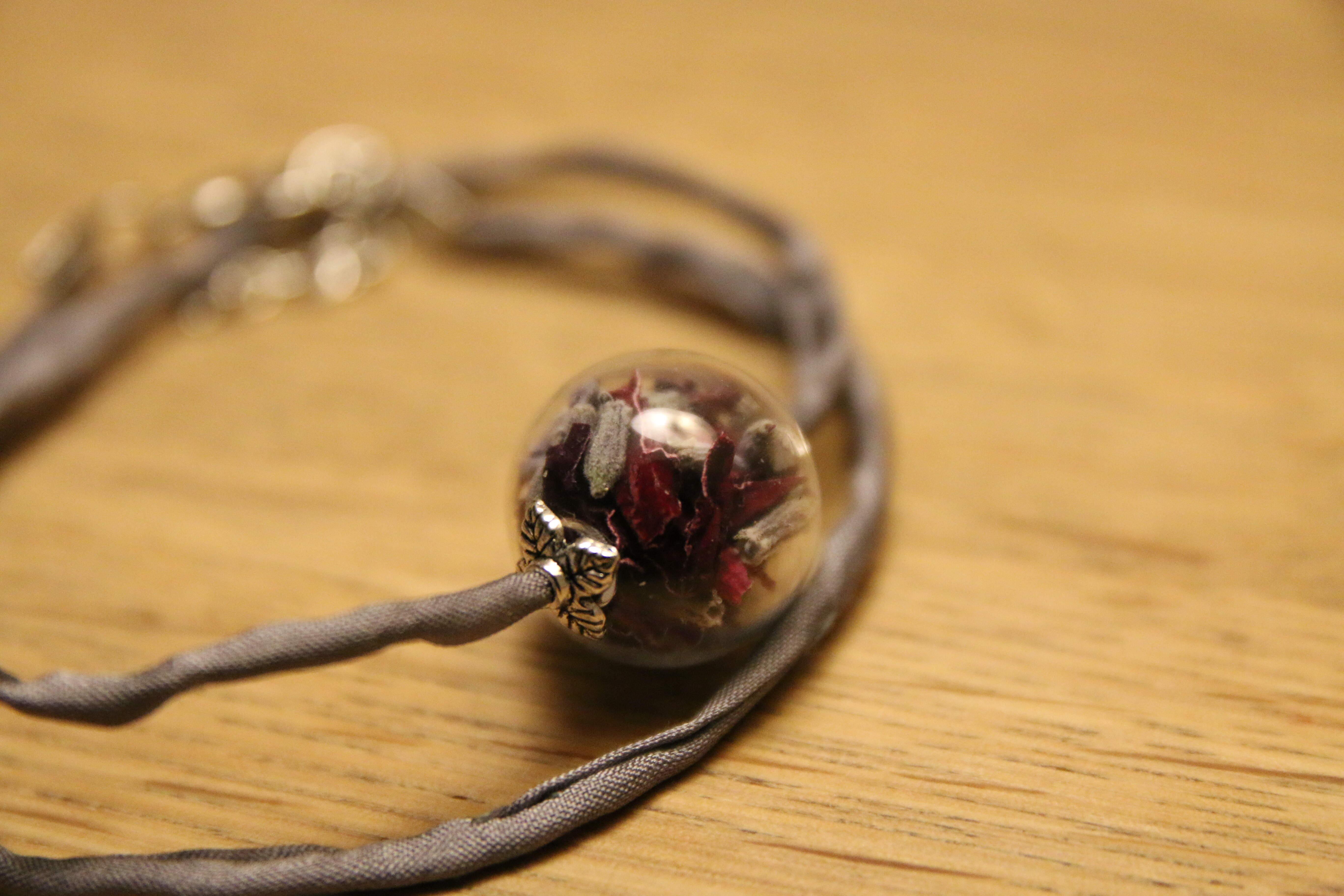 Armband aus Seide mit Glaskugel (Rose, Lavendel)