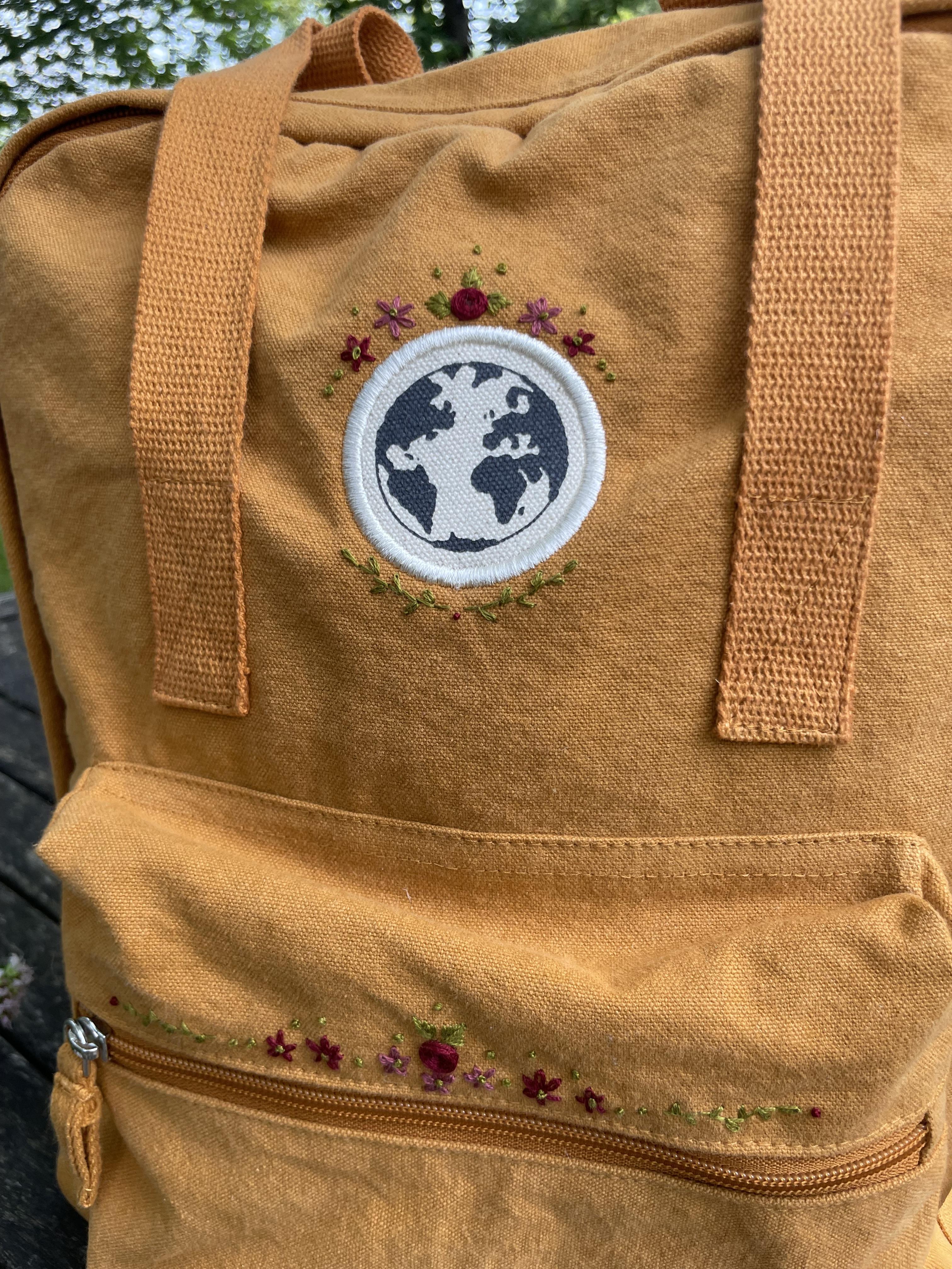 handbestickter Rucksack gelb mit Blumenmuster