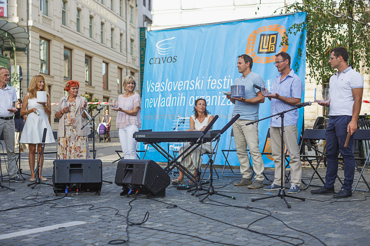Kristalni orkester Šole Luči je zaigral na Prešernovem trgu v centru Ljubljane na Festivalu LUPA