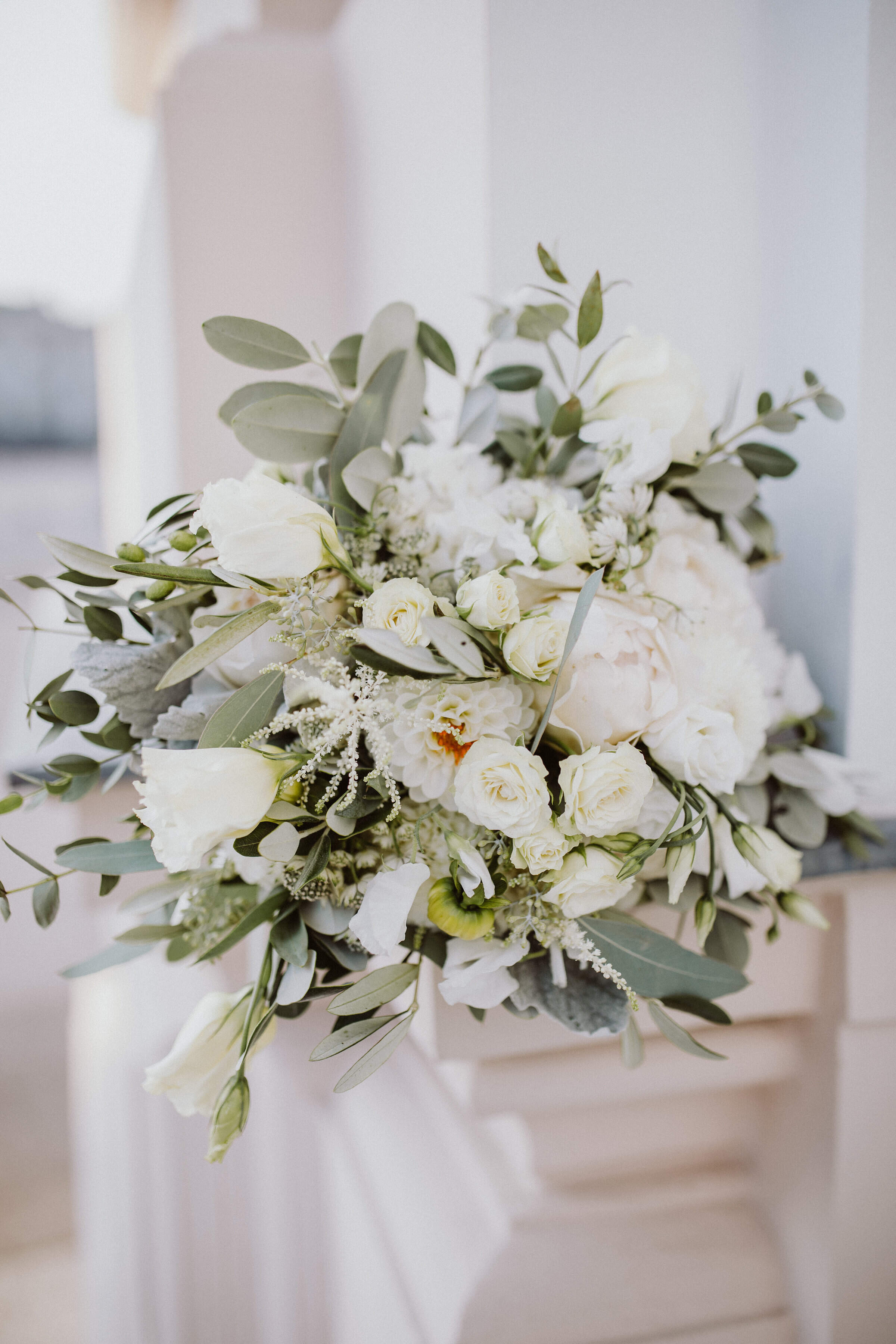 Brautstrauß weiß boho Stil mit Eukalyptus