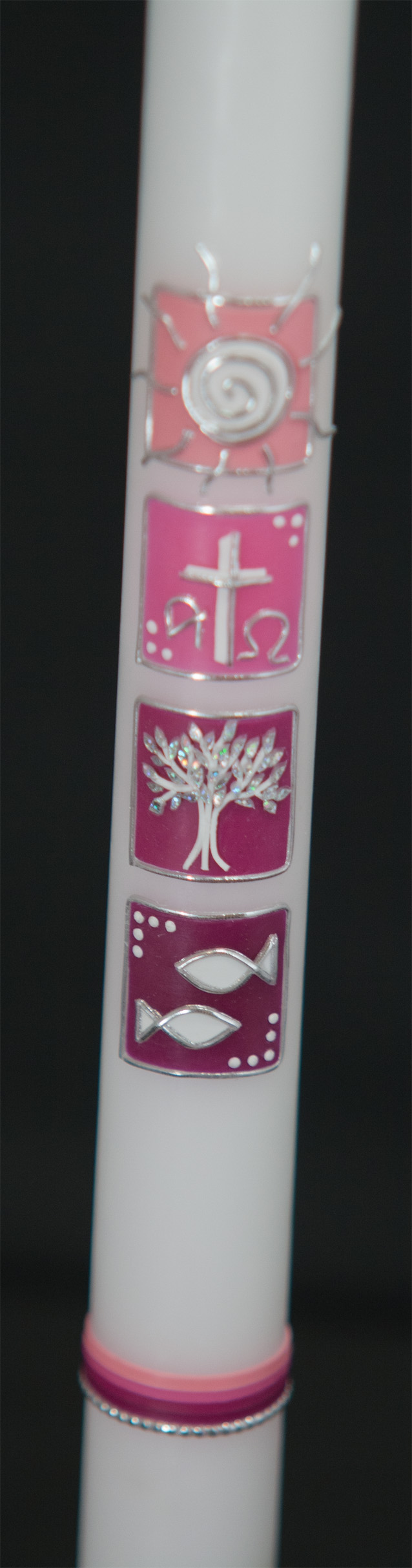 Lange Taufkerze mit Taufsymbolen - Sonne, Kreuz, Baum, Fisch - in verschiedenen Rosatönen.