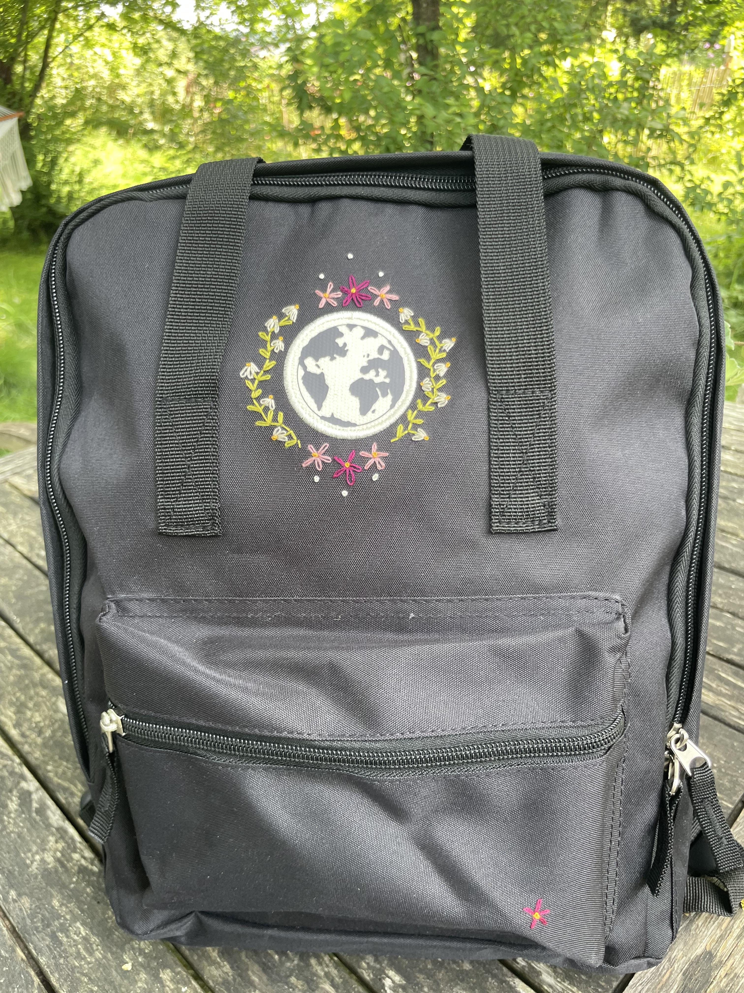 handbestickter Rucksack schwarz mit Blumenranke