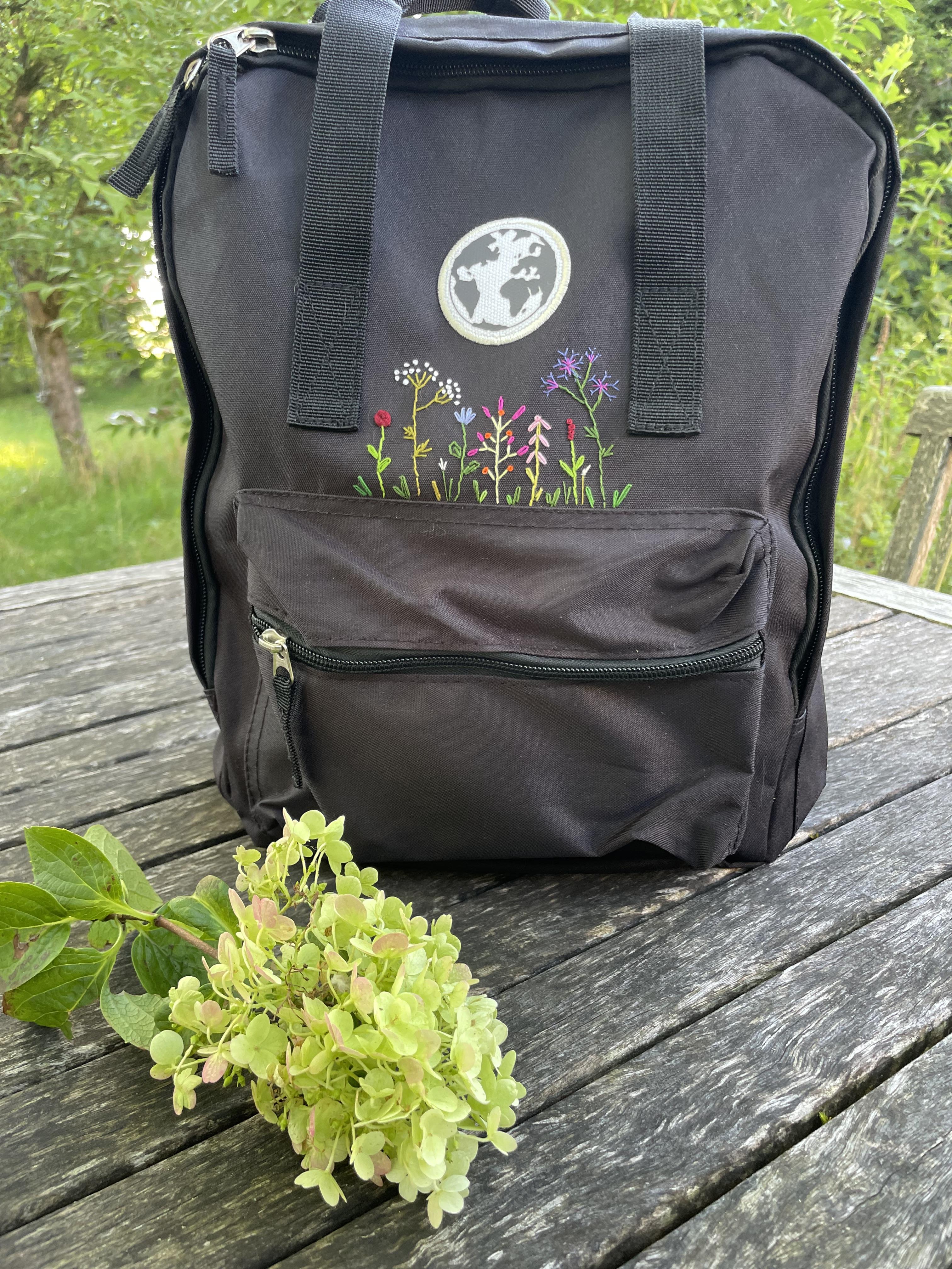 Handbestickter Rucksack schwarz Blumenwiese