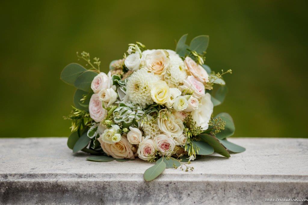 Brautstrauß weiß-blush mit Eukalyptus