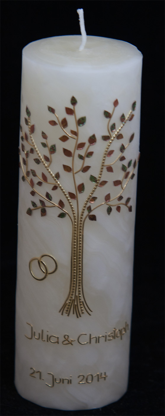 Hochzeitskerze aus 20% Bienenwachs, handgeknetet, verziert mit einem Baum mit marmorierten Blättern.