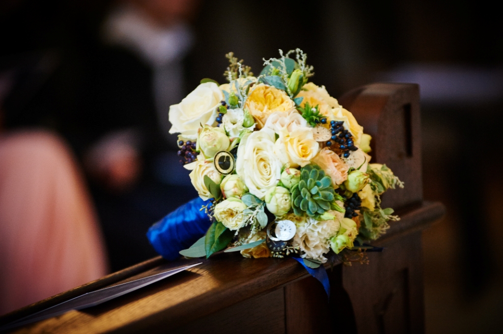Brautstrauß weiß-gelb-blau mit besondere Elemente
