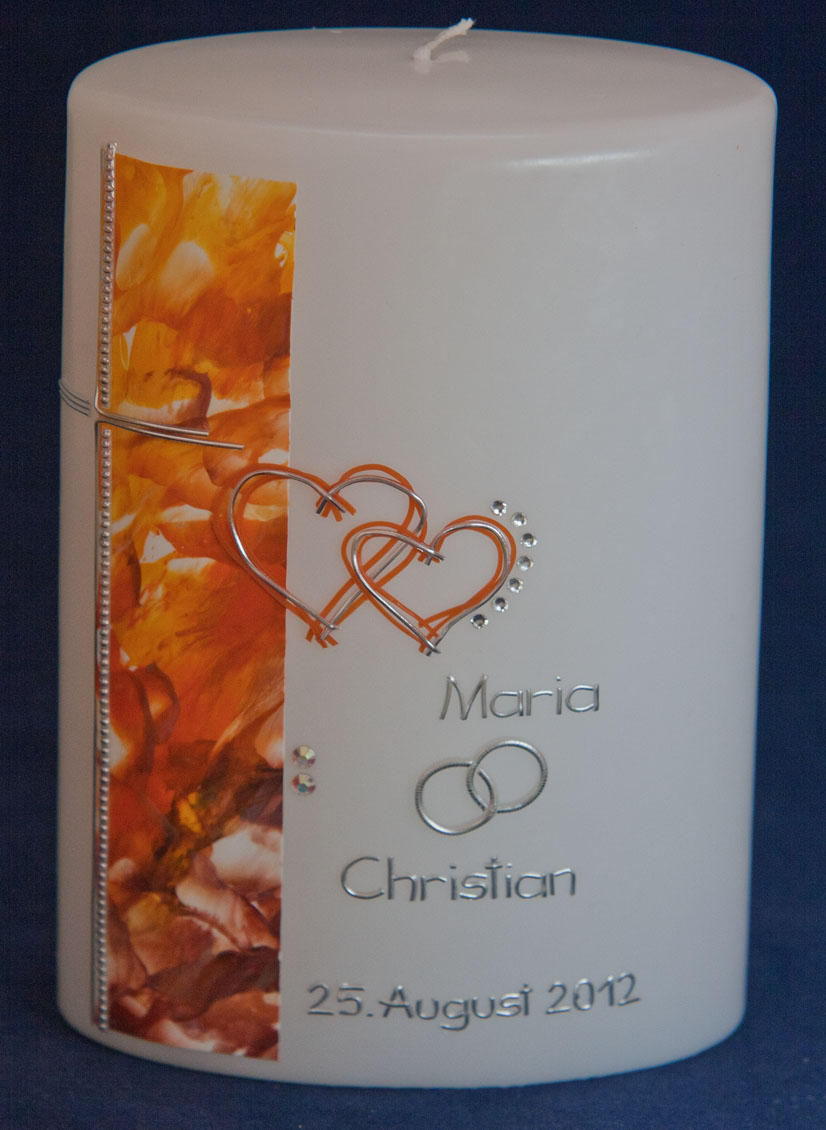 Moderne Hochzeitskerze in gelb-orange-Silber mit Herzen und Kreuz