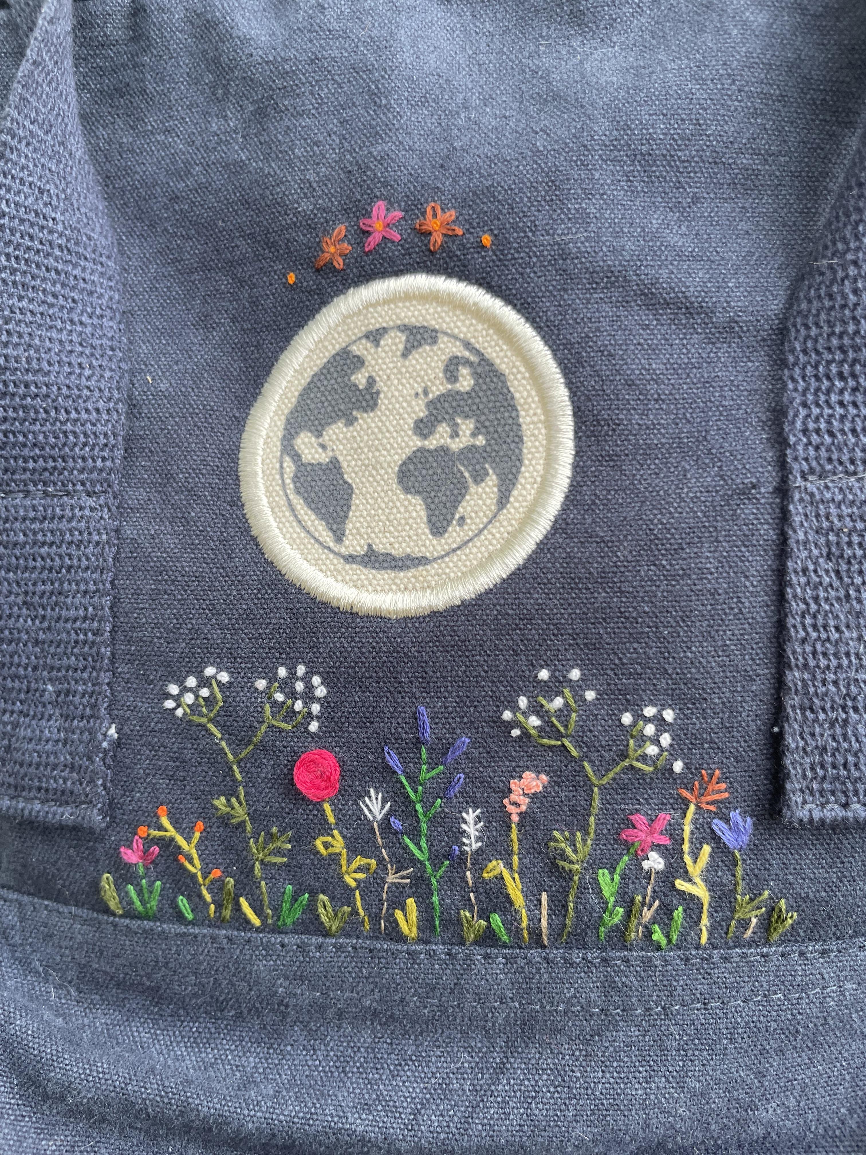 handbestickter Rucksack dunkelblau mit Blumenwiese