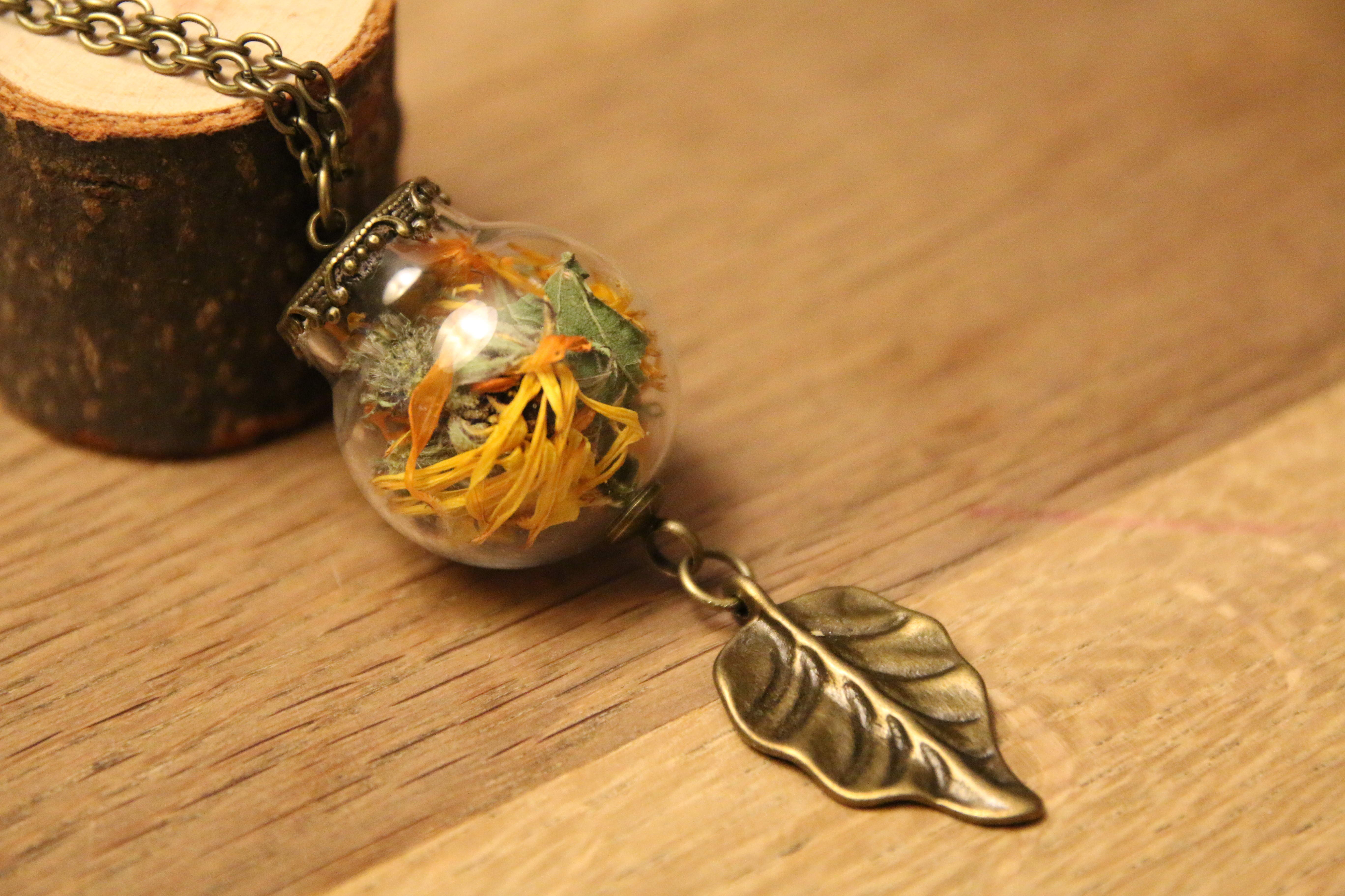 Halskette antik, Glaskugel (Blüten gelb, Blätter grün), mit Anhänger (Blatt)
