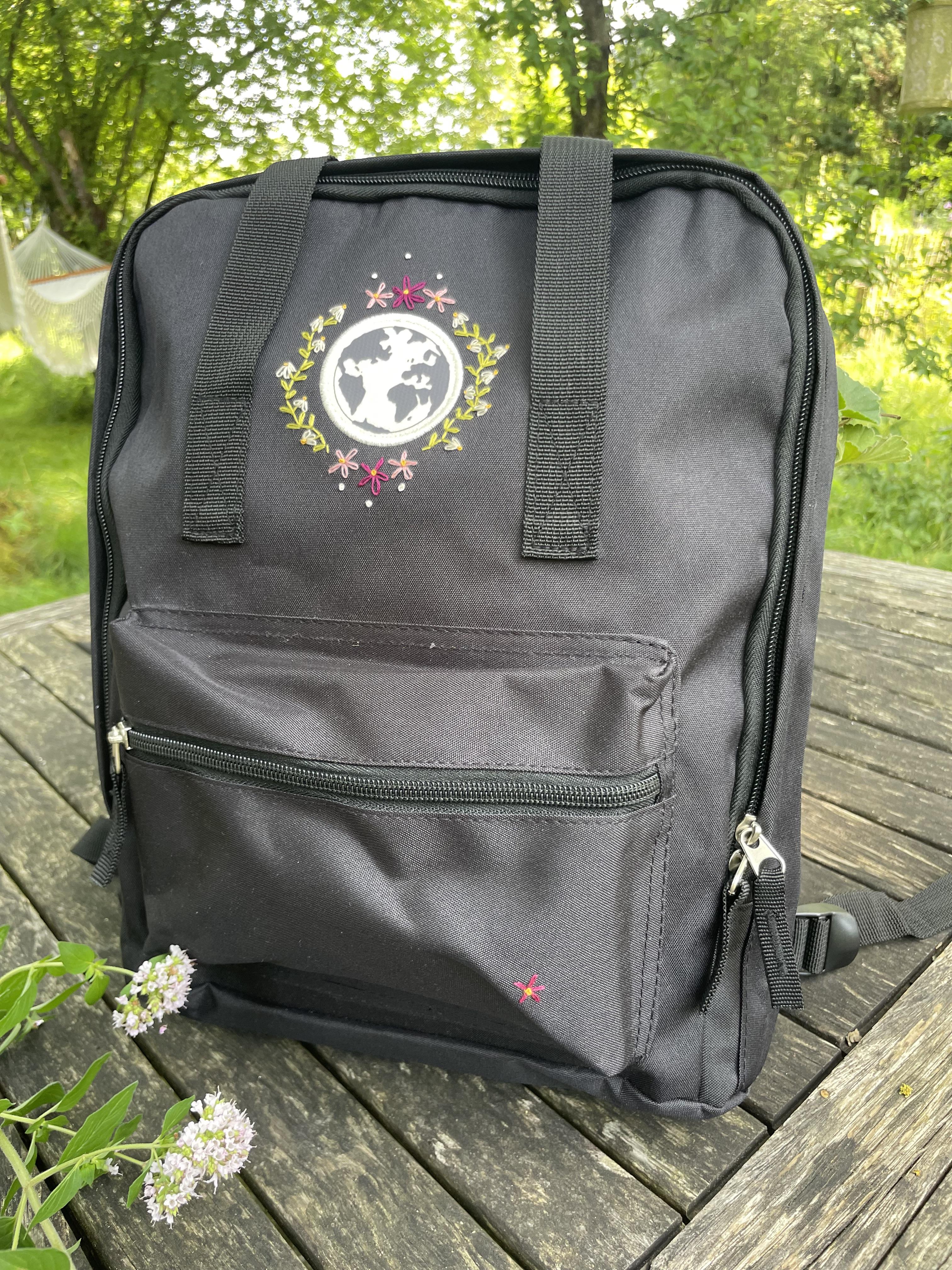 handbestickter Rucksack schwarz mit Blumenranke