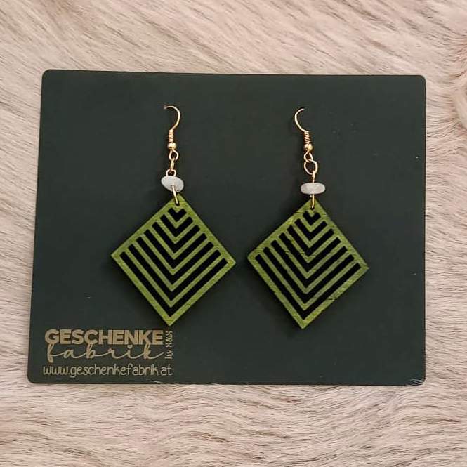Ohrringe aus Holz in geometrischem Design in Grün mit Rosenquarz