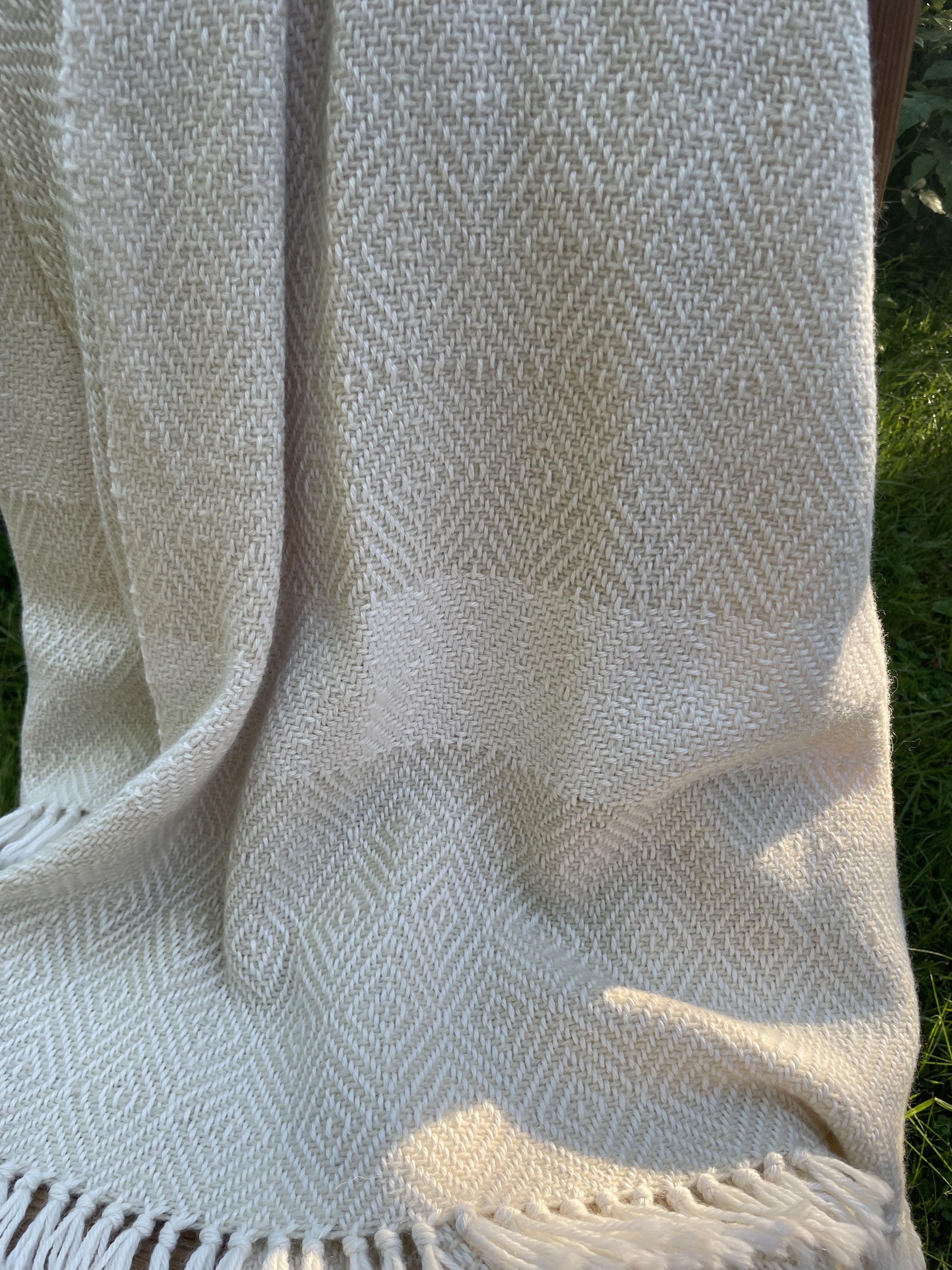 Handgewebte Wolldecke mit weißer Borte