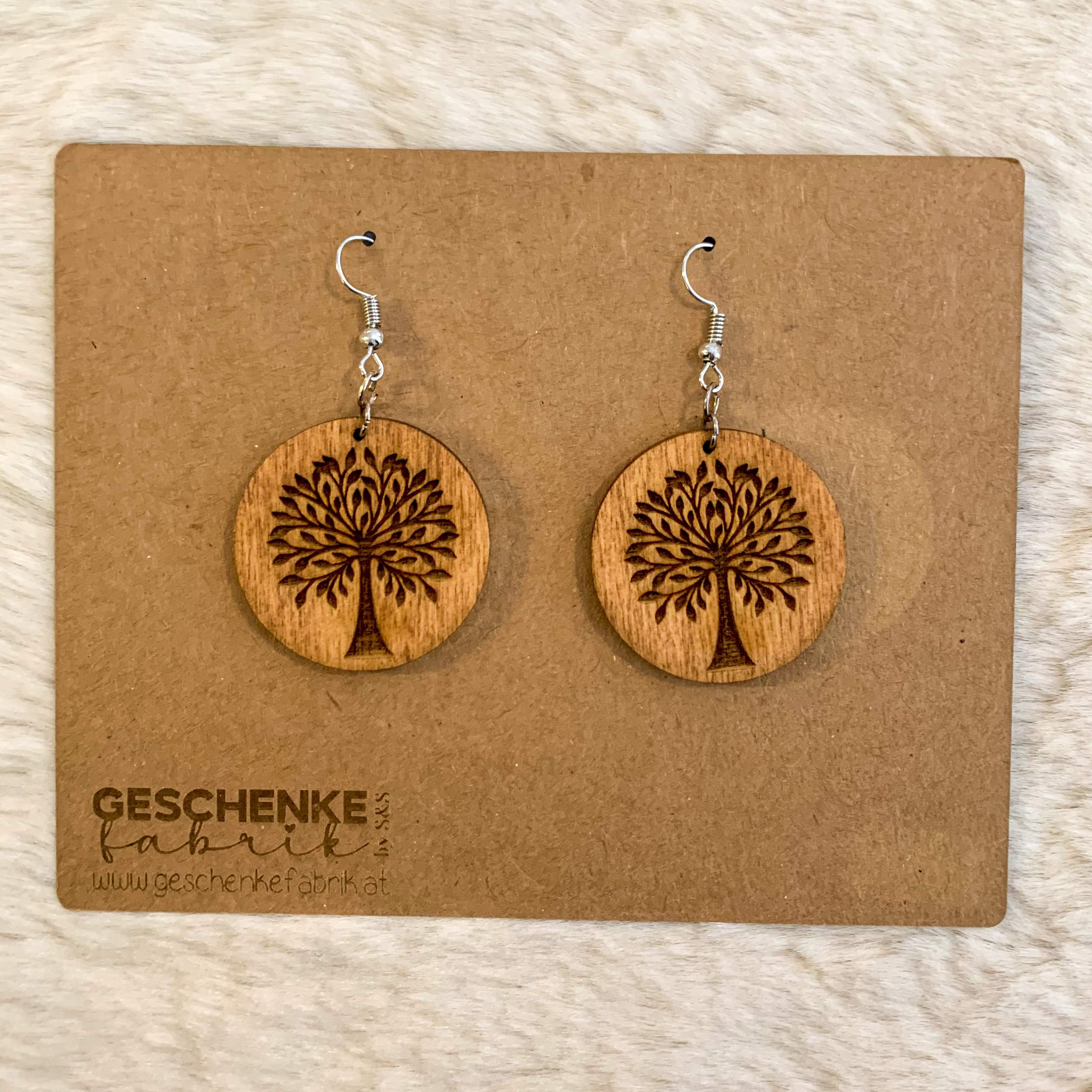 Ohrringe aus Holz mit graviertem Lebensbaum