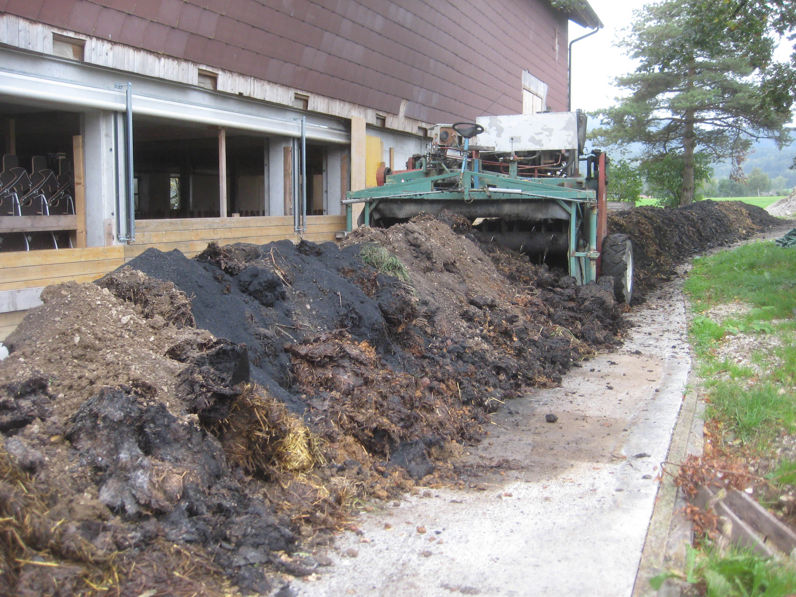Wir kompostieren unseren Schafmist mit Erde, Pflanzenkohle und Steinmehl.