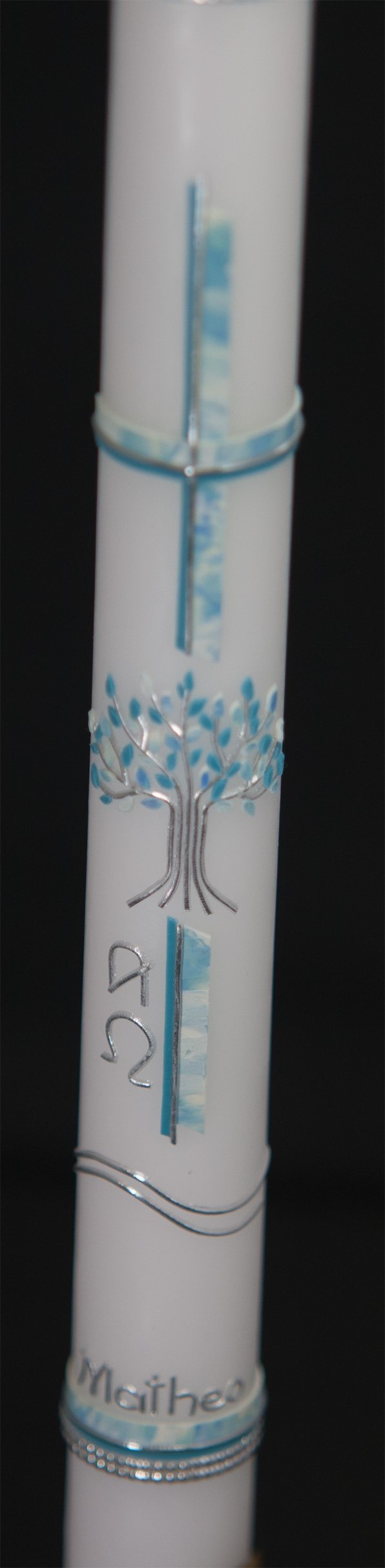 Taufkerze mit Kreuz und kleinem Lebensbaum in Türkis-marmoriert.
