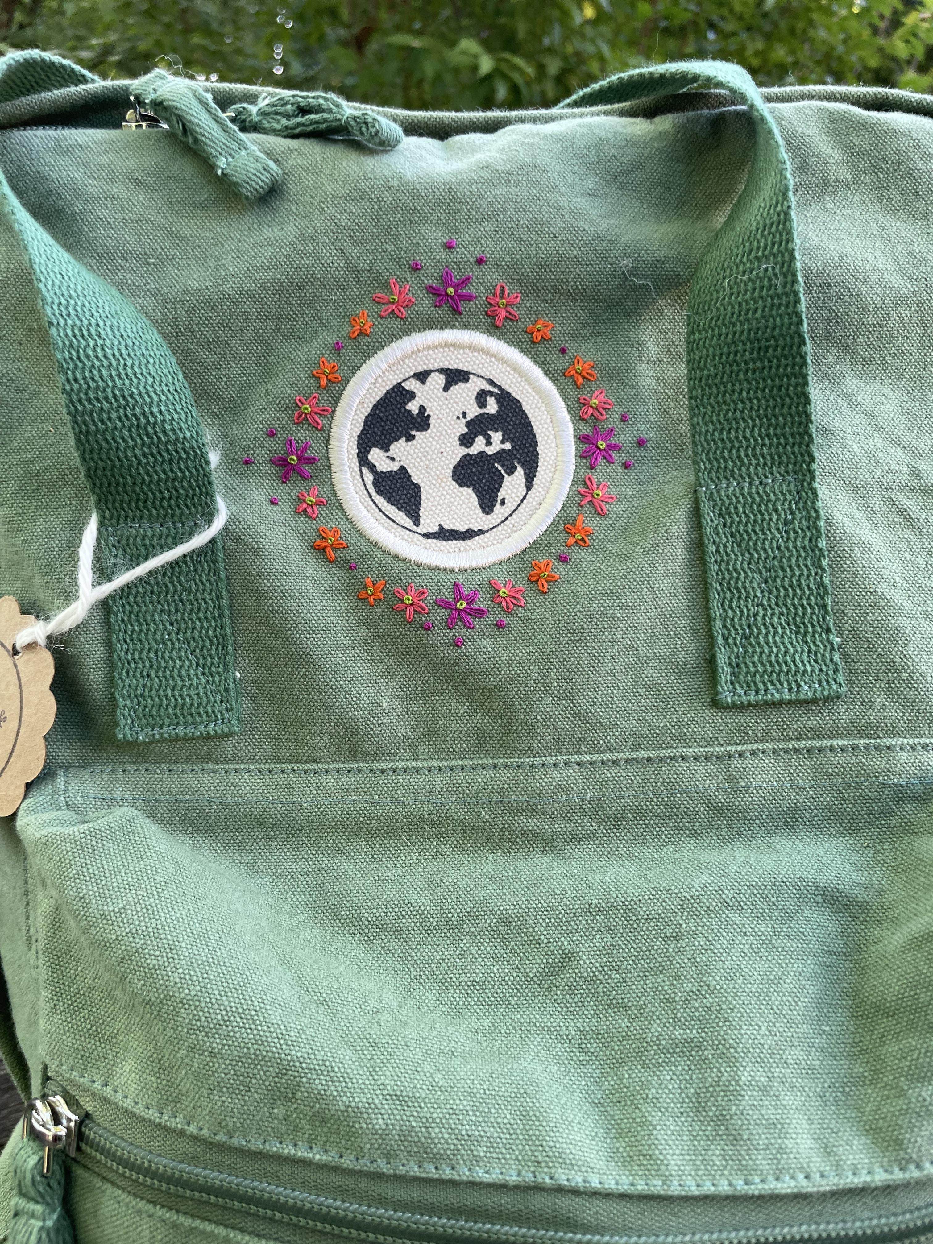 Handbestickter Rucksack mintgrün Blumenranke