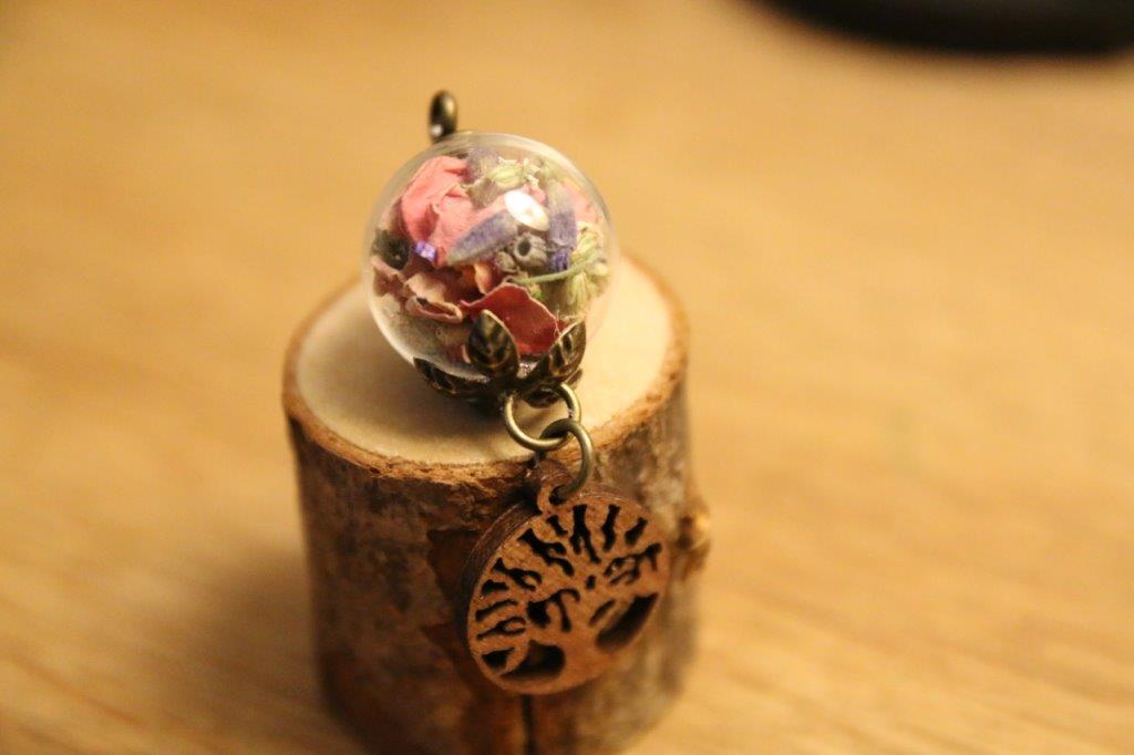 Halskette mit Anhänger - Glaskugel und Lebensbaum aus Holz