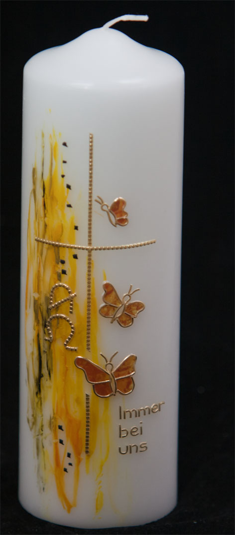 Große runde Trauerkerze mit gelbem Hintergrund und Schmetterlingen,die davon fliegen.Rasch lieferbar