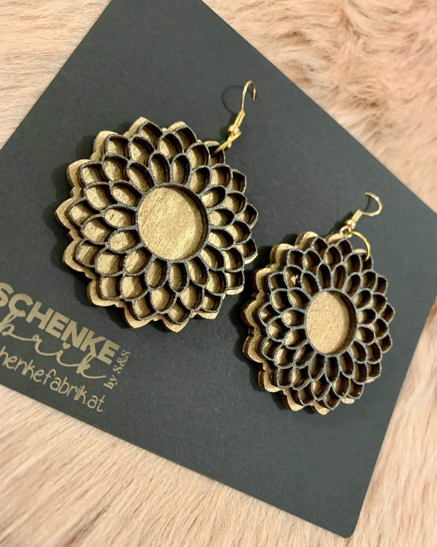 Ohrringe aus Holz mit Blume im 3D Effekt in Schwarz und Gold