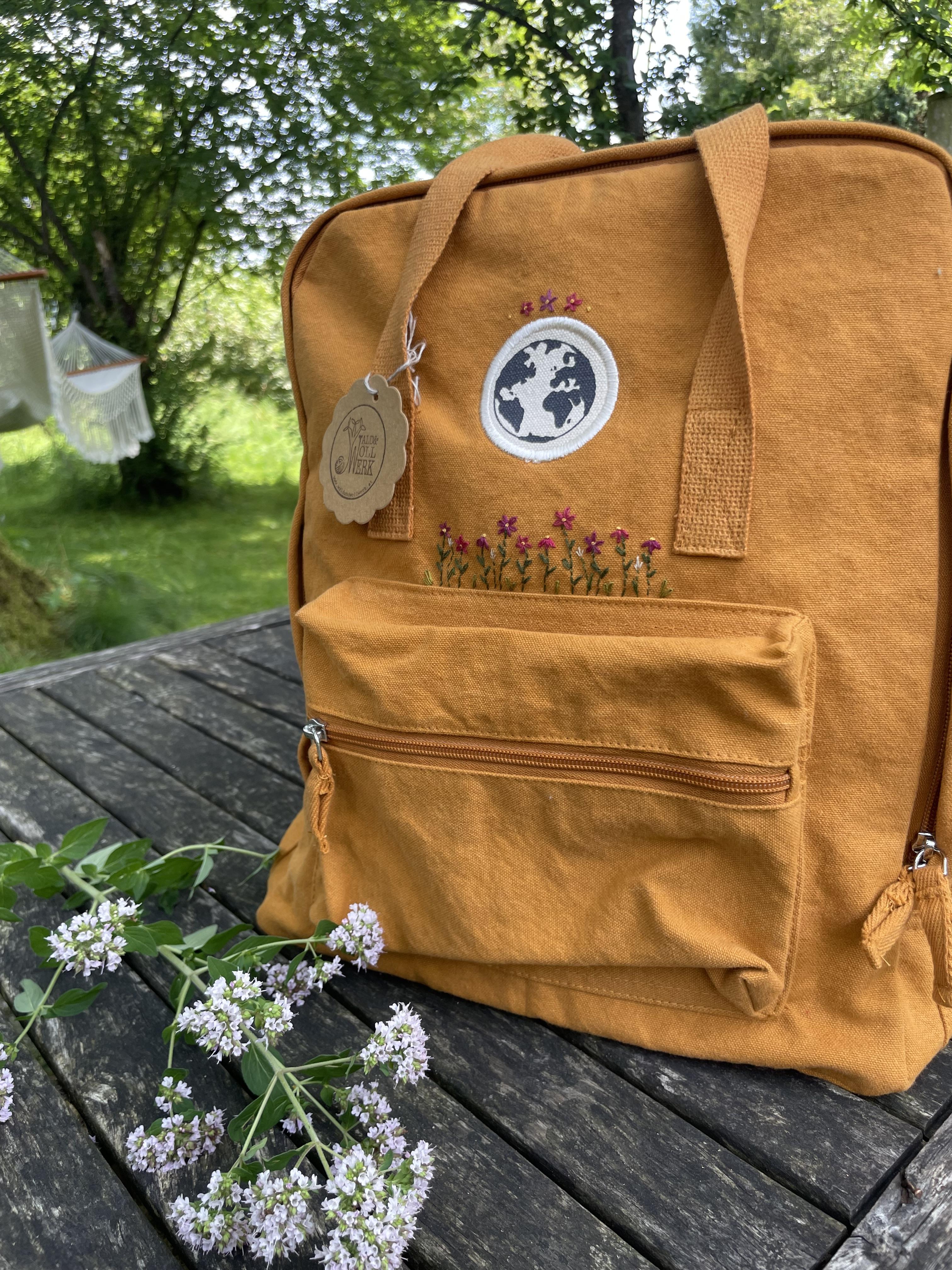 handbestickter Rucksack gelb mit Blumenwiese