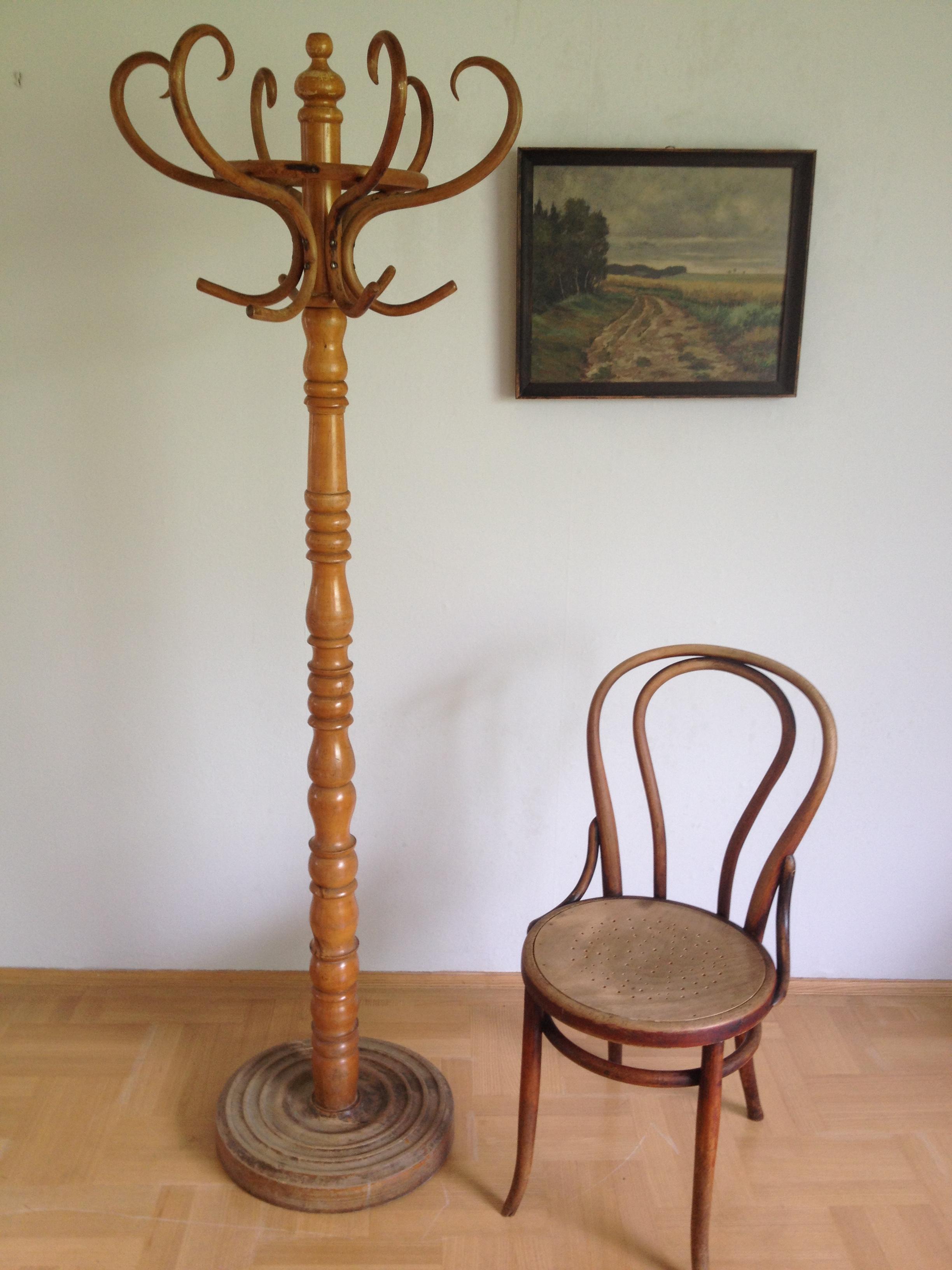 Einzigartig, Säule gedrechselt, Haken aus Bugholz, h 185 cm, b 55 cm, Sessel separat erhältlich