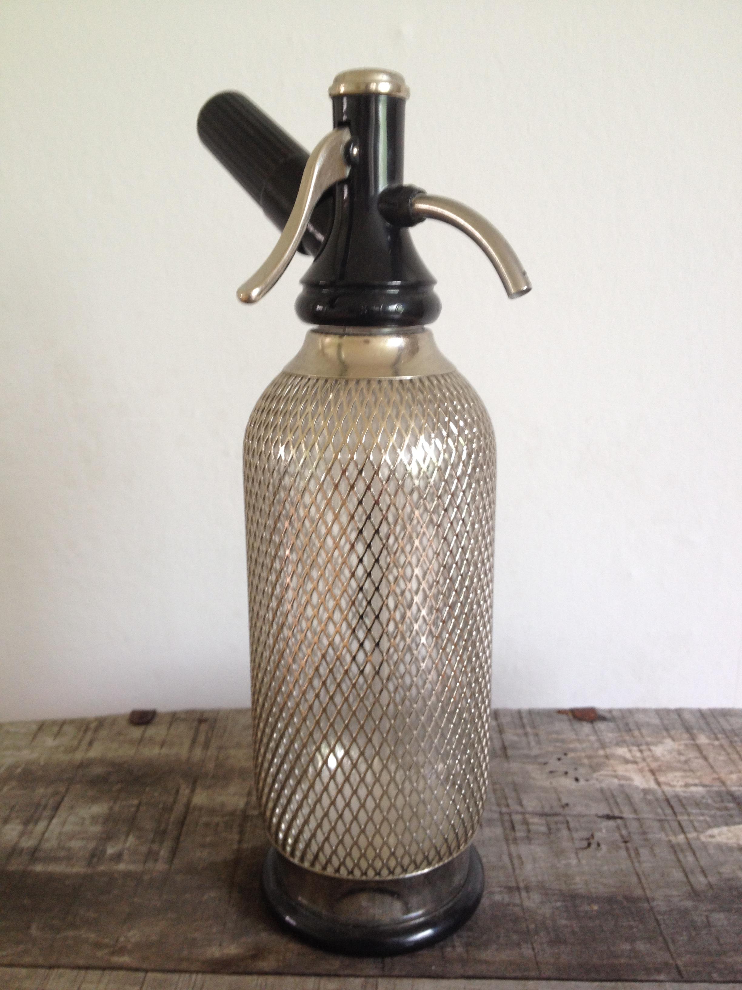 Klassische Sodawasser-Flasche im coolen Look, Glas mit Metallgitter umfangen, h 32 cm, ∅ 9 cm